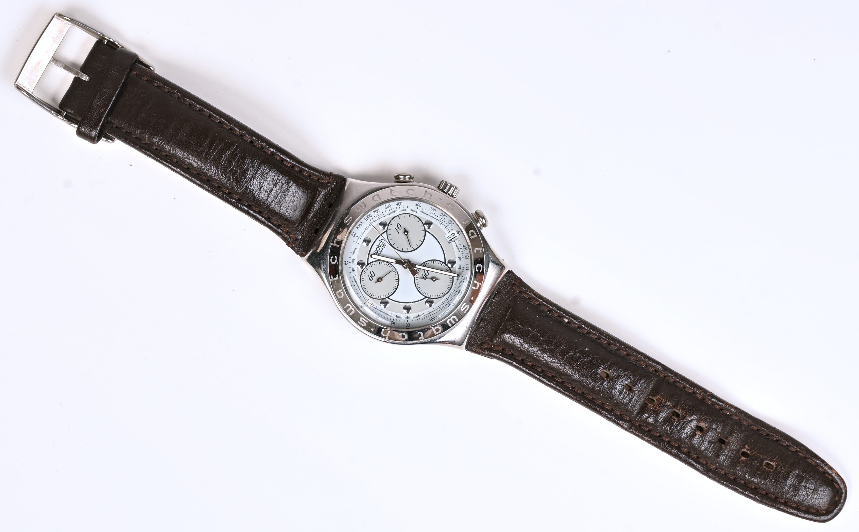 ‘Swatch IRONY’, een roestvrijstalen herenhorloge met origineel lederen bandje. In werkende staat ‘Swatch IRONY’, een roestvrijstalen herenhorloge met origineel lederen bandje. In werkende staat.