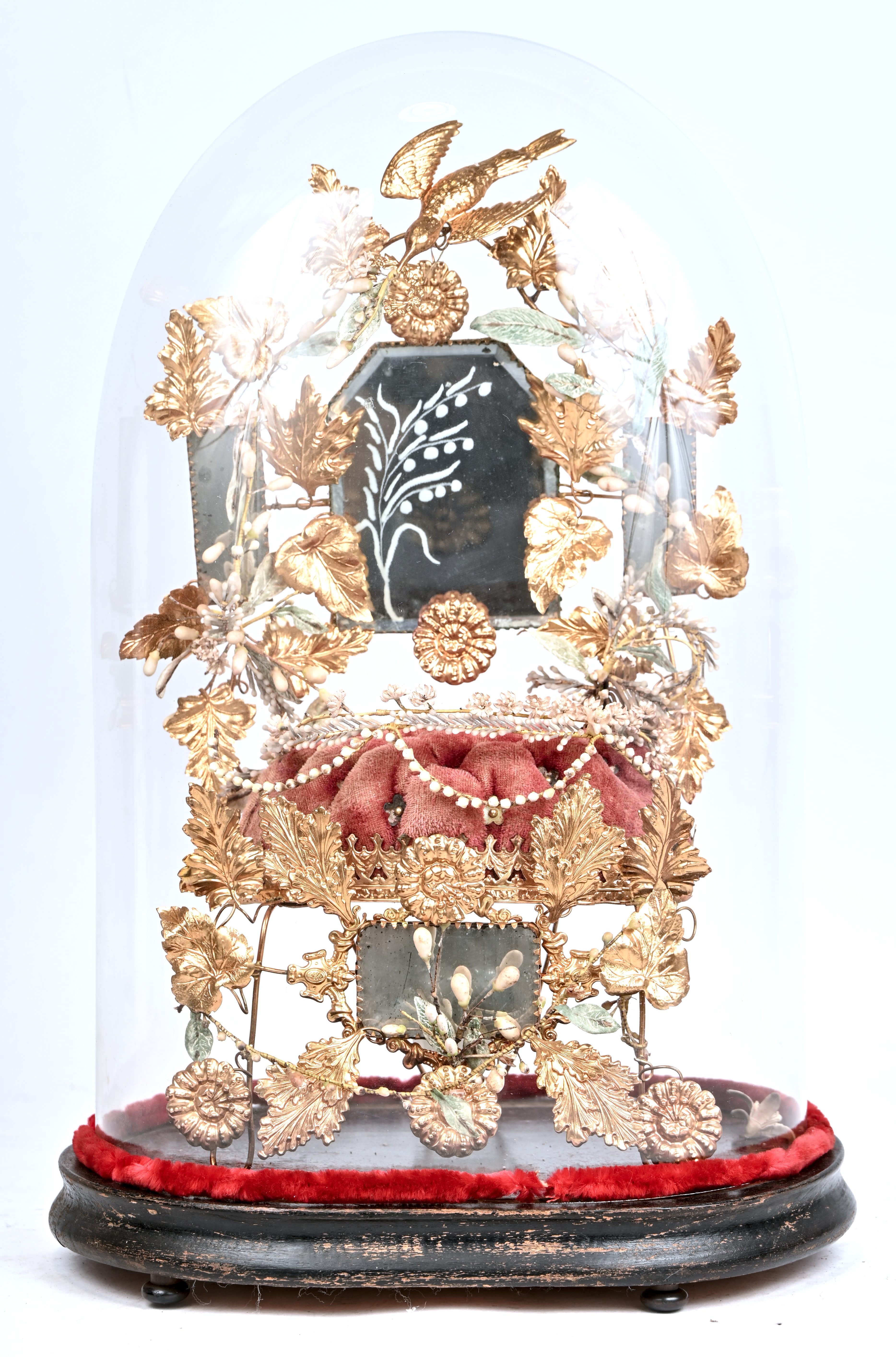 “Globe de Mariée”, een 19e eeuwse ‘huwelijksstolp’ “Globe de Mariée”, een 19e eeuwse ‘huwelijksstolp’.