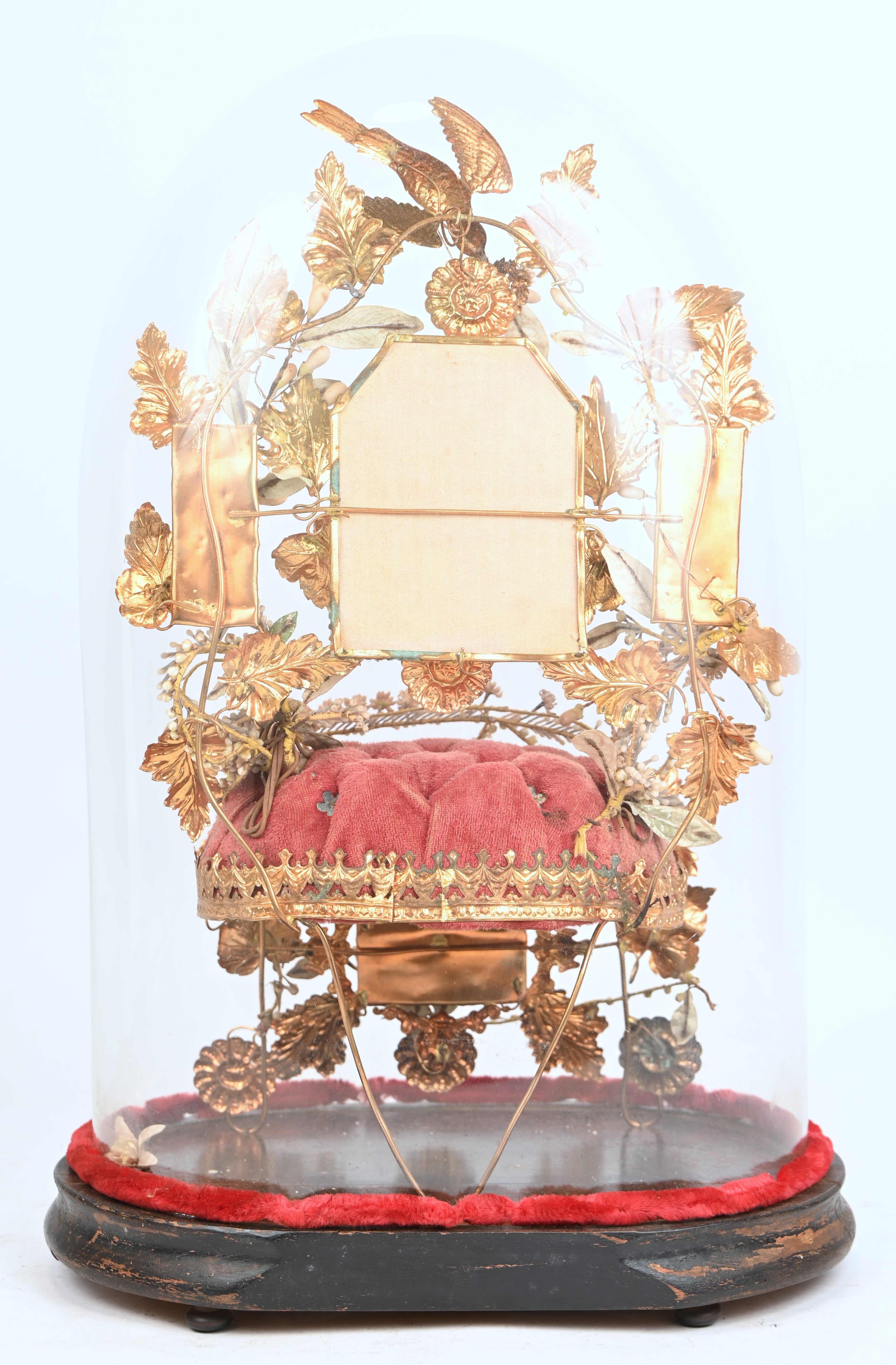 “Globe de Mariée”, een 19e eeuwse ‘huwelijksstolp’ “Globe de Mariée”, een 19e eeuwse ‘huwelijksstolp’.