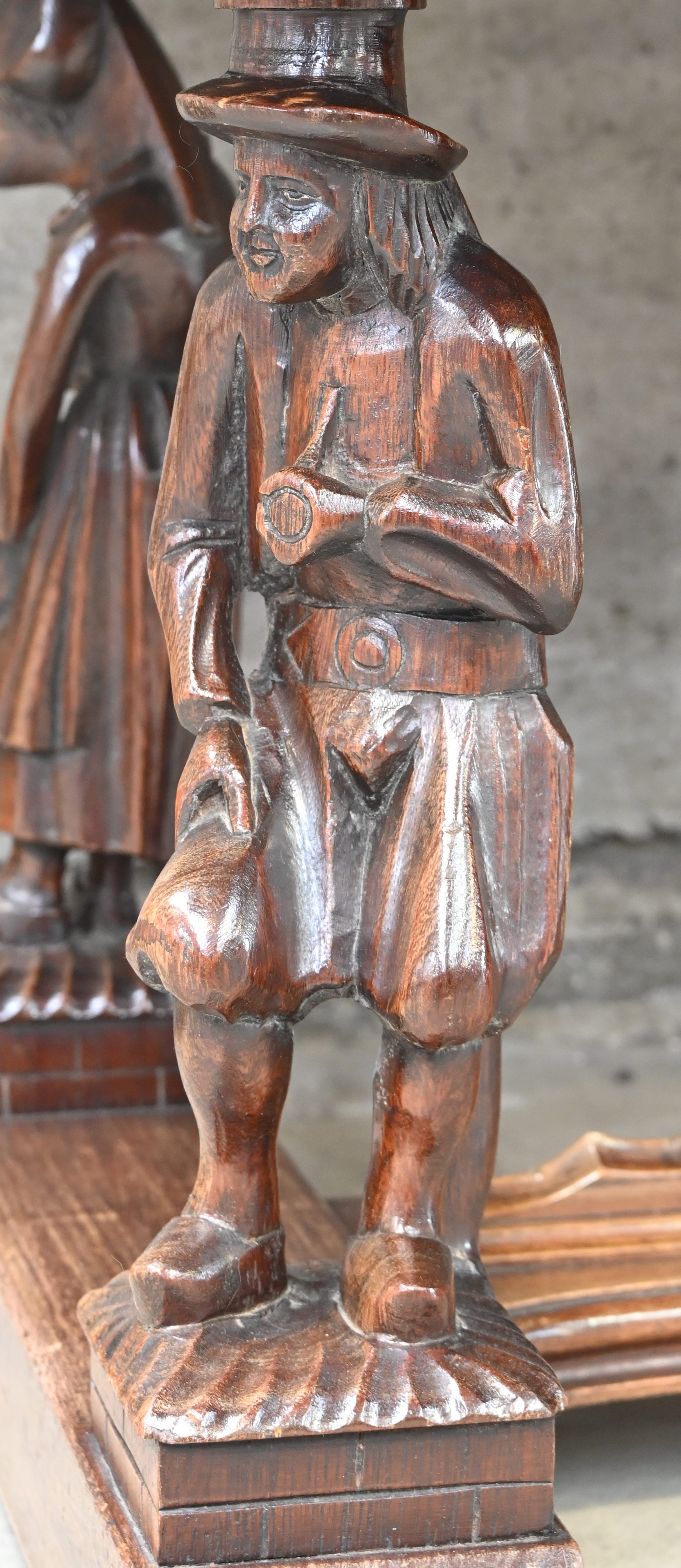 Een gesculpteerde houten tafel met figuren als tafelpoten. Waterschade aan het blad Een gesculpteerde houten tafel met figuren als tafelpoten. Waterschade aan het blad.