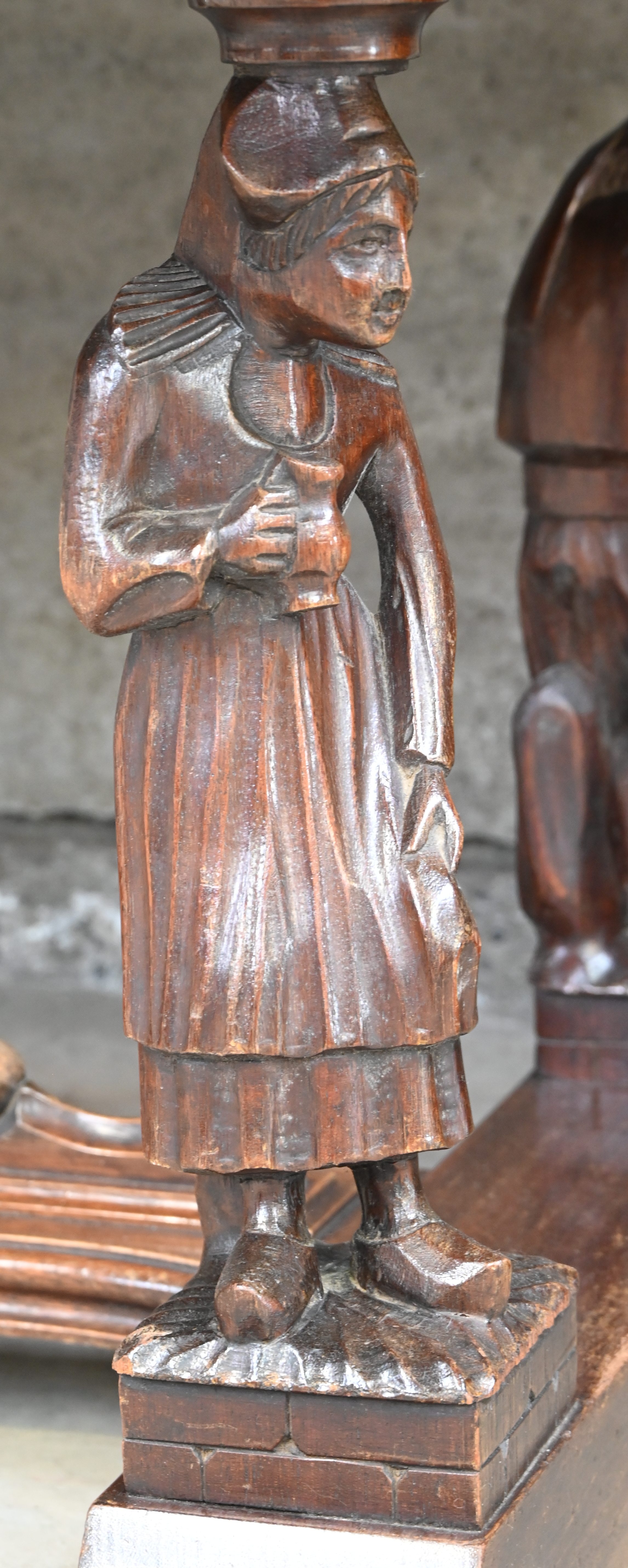 Een gesculpteerde houten tafel met figuren als tafelpoten. Waterschade aan het blad Een gesculpteerde houten tafel met figuren als tafelpoten. Waterschade aan het blad.
