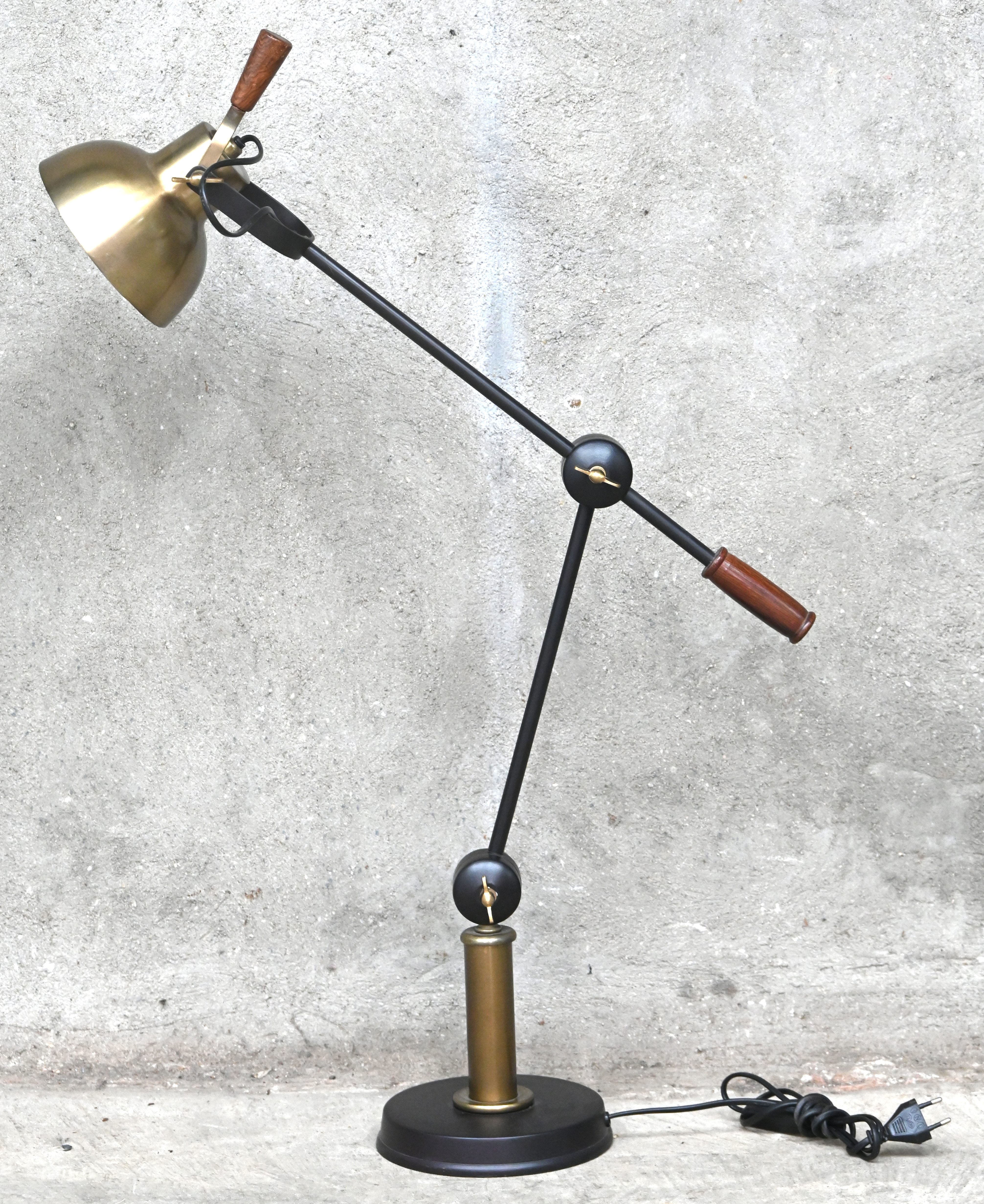 Een bureaulamp in retro stijl, verstelbaar Een bureaulamp in retro stijl, verstelbaar.