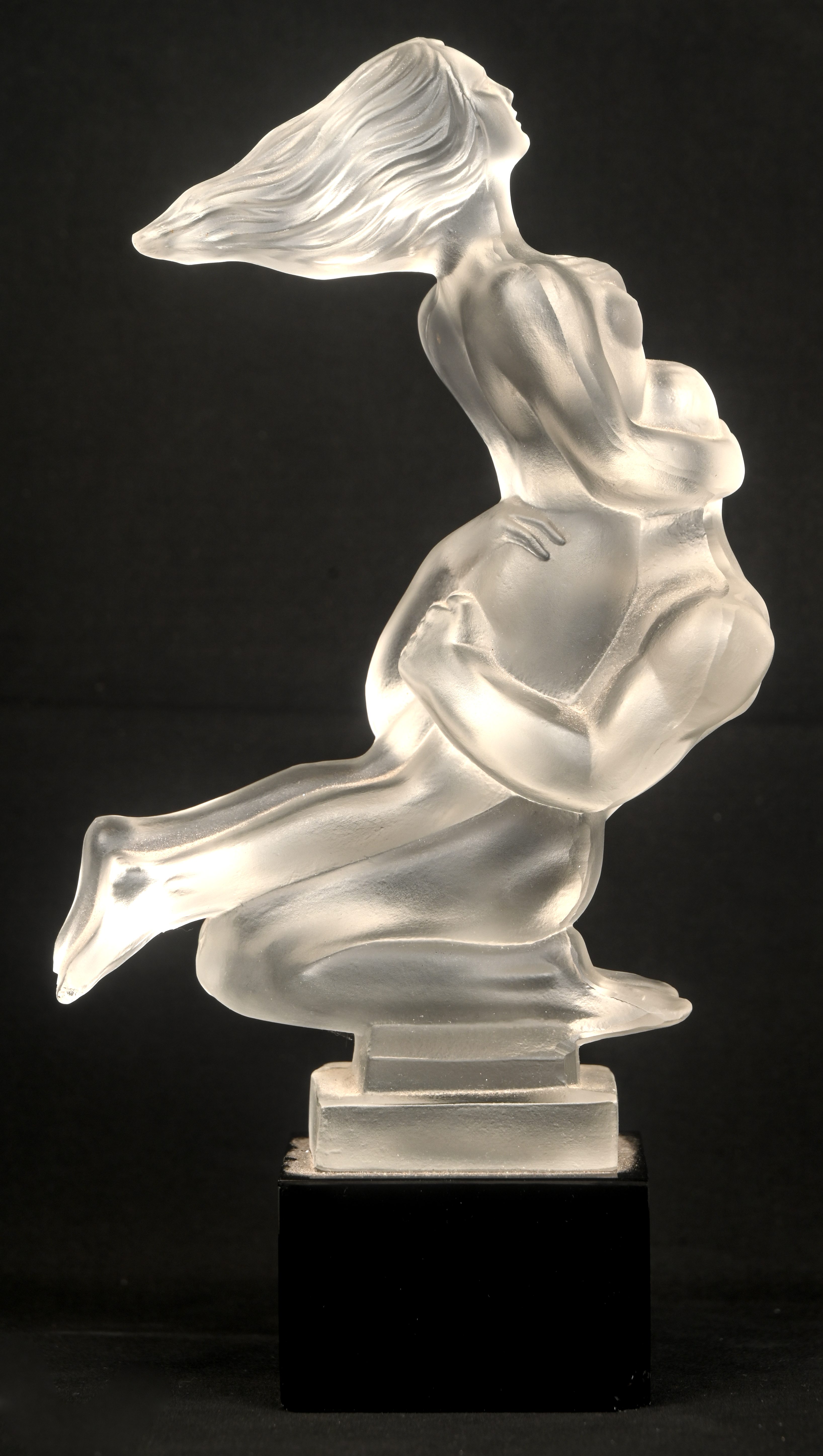 “Lovers”, een mat glazen beeld op zwart glazen voet, gemerkt Bohemia. Schade aan de zwarte voet. Eerste helft 20ste eeuw “Lovers”, een mat glazen beeld op zwart glazen voet, gemerkt Bohemia. Schade aan de zwarte voet. Eerste helft 20ste eeuw.