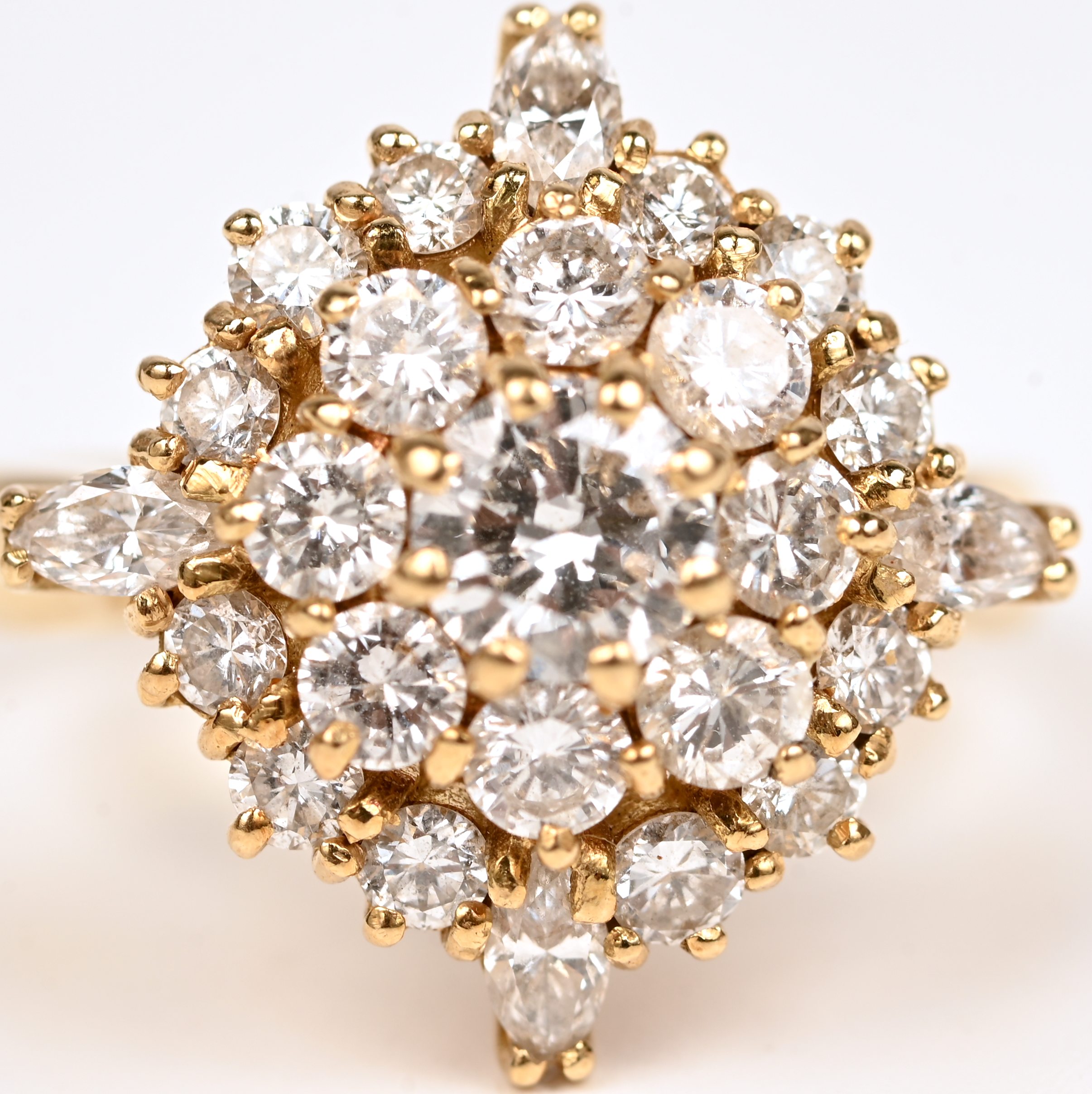 Een 18 kt geelgouden ring bezet met briljanten en vier in markies geslepen diamanten met een gezamenlijk gewicht van +- 1,40 ct Een 18 kt geelgouden ring bezet met briljanten en vier in markies geslepen diamanten met een gezamenlijk gewicht van +- 1,40 ct.