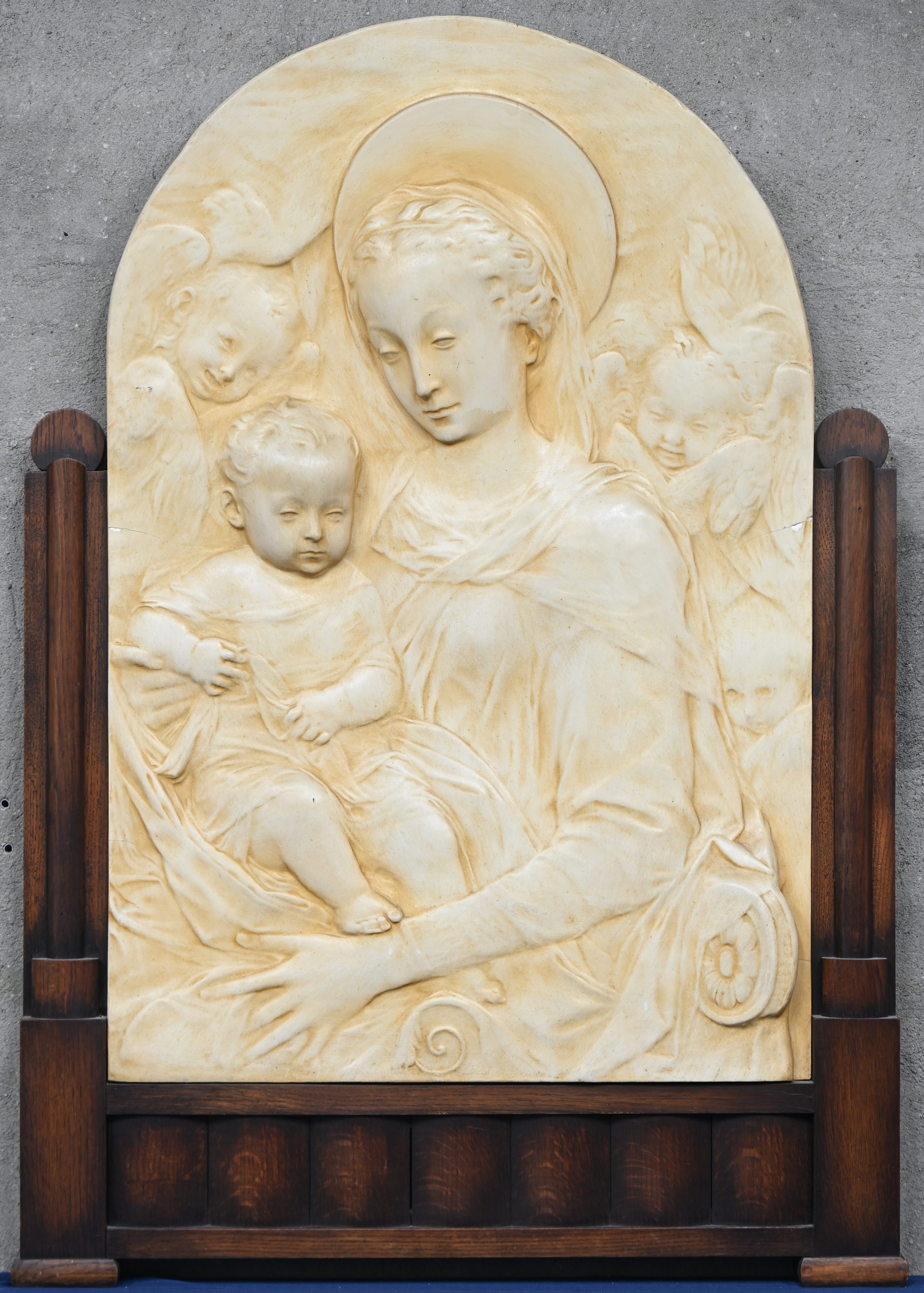‘Madonna met kind’, een bas reliëf van gepatineerd plaaster in een eikenhouten kader. Meerdere barsten ‘Madonna met kind’, een bas reliëf van gepatineerd plaaster in een eikenhouten kader. Meerdere barsten.