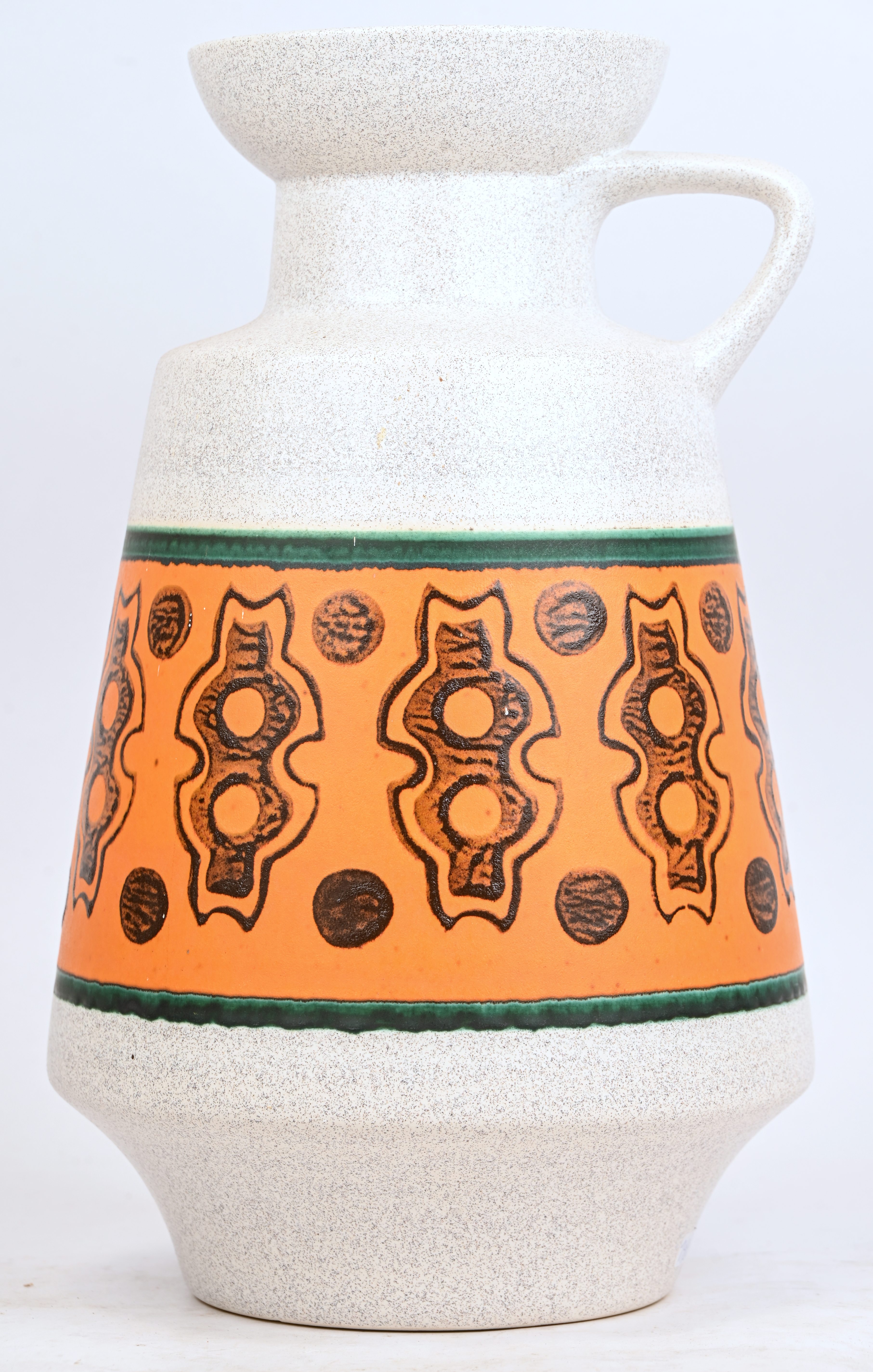 Een vintage keramische vaas met oranje boord, gemerkt Germany Een vintage keramische vaas met oranje boord, gemerkt Germany.