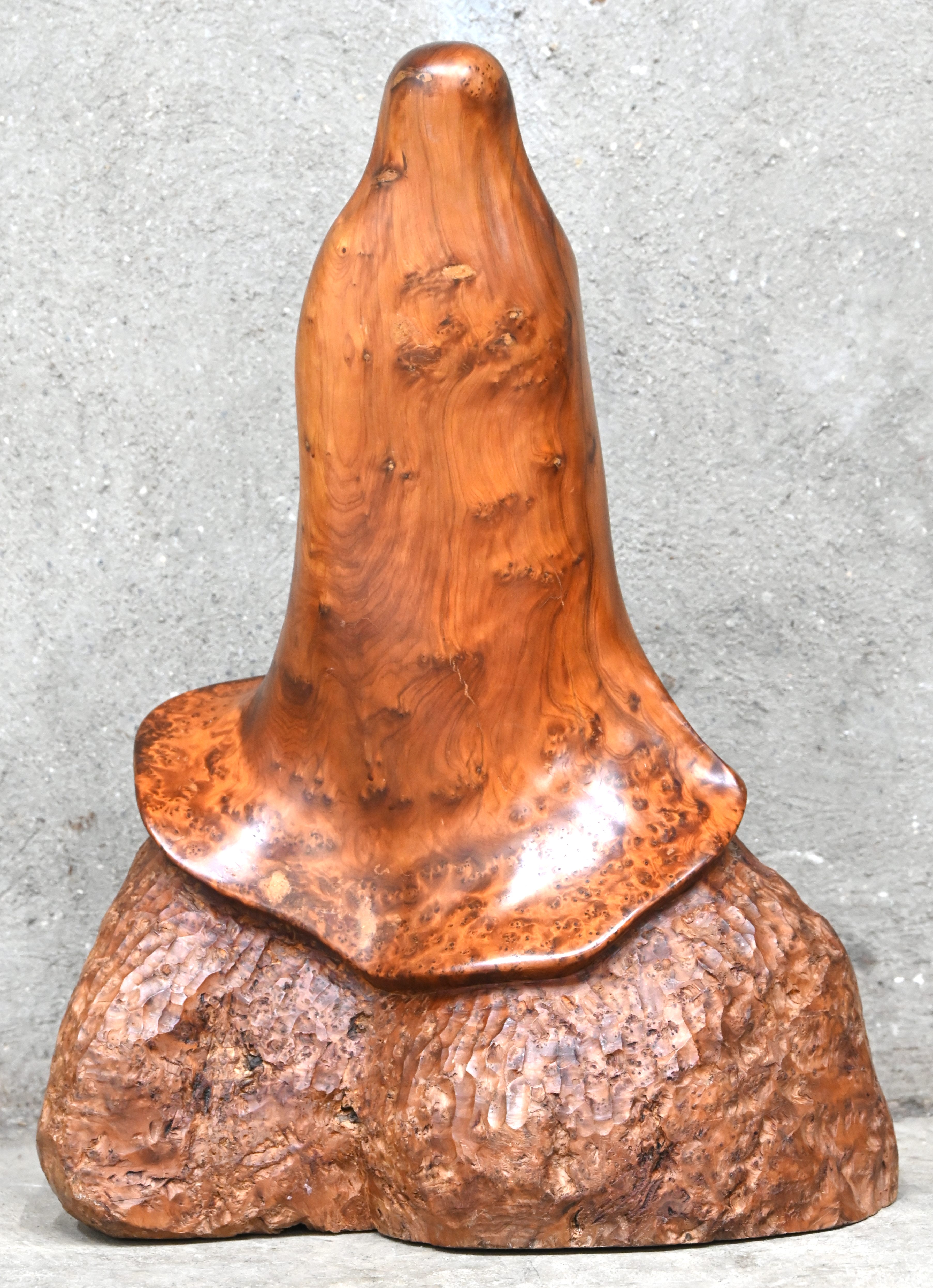 ‘Mediterende vrouw’, een beeld van wortelhout. Niet gesigneerd ‘Mediterende vrouw’, een beeld van wortelhout. Niet gesigneerd.