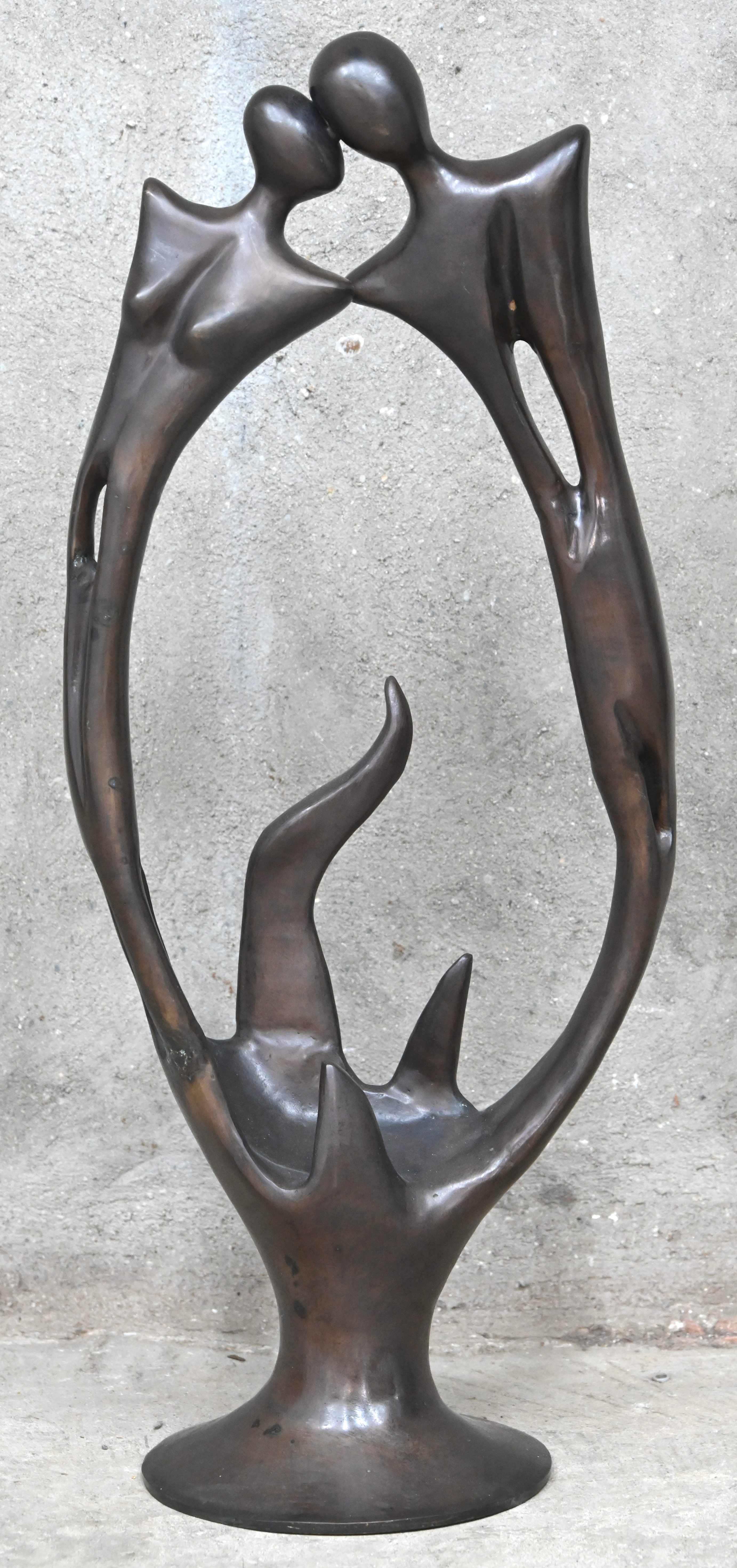 ‘Liefdespaar’, een modernistische bronzen sculptuur. Niet gesigneerd ‘Liefdespaar’, een modernistische bronzen sculptuur. Niet gesigneerd.