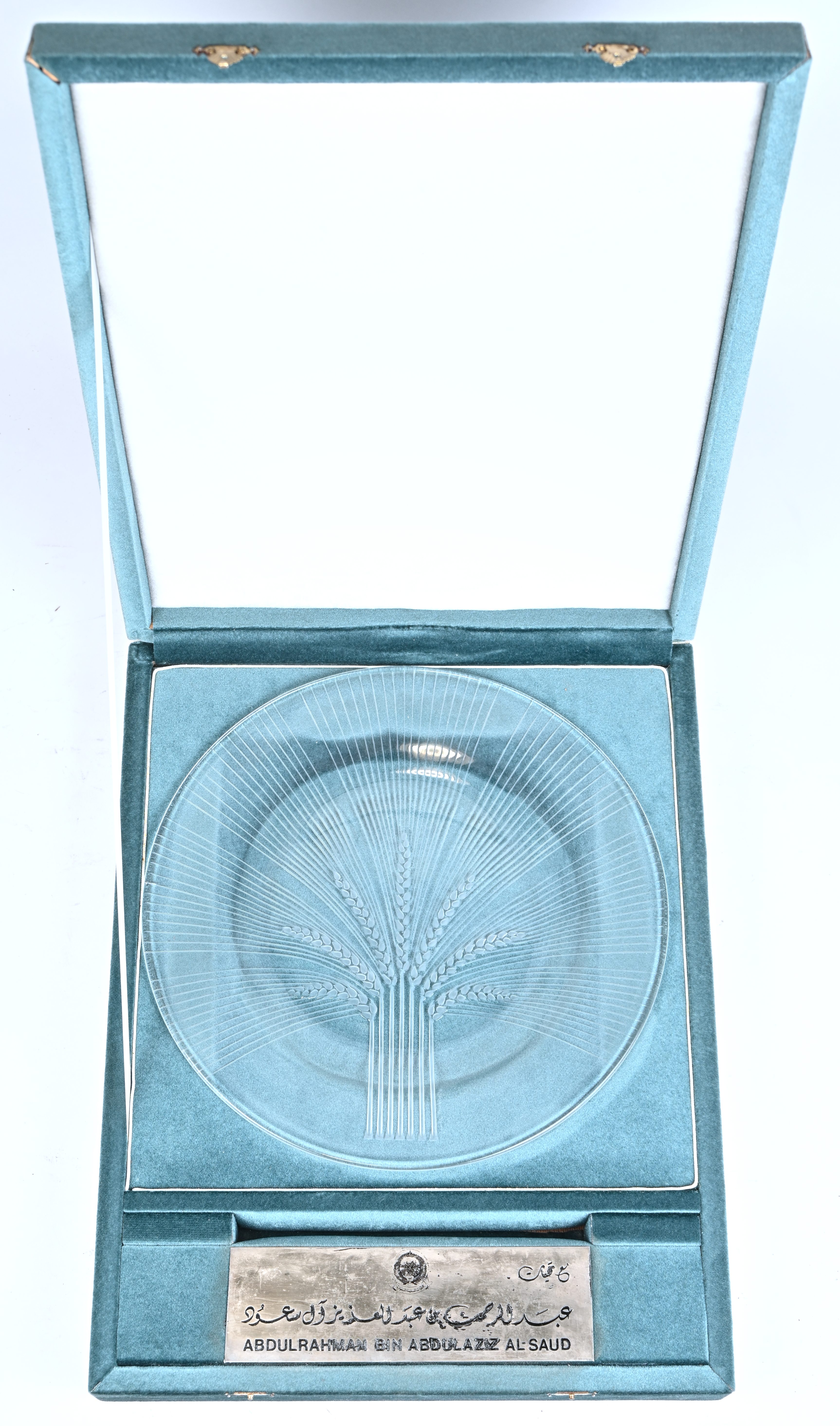 Een Lalique sierschaal met een decorvan korenaren. In een presentatiekoffer met gepersonaliseerde plaquette aan ‘Abdulrahman Bin Abdulaziz Al-Saud Een Lalique sierschaal met een decorvan korenaren. In een presentatiekoffer met gepersonaliseerde plaquette aan ‘Abdulrahman Bin Abdulaziz Al-Saud.