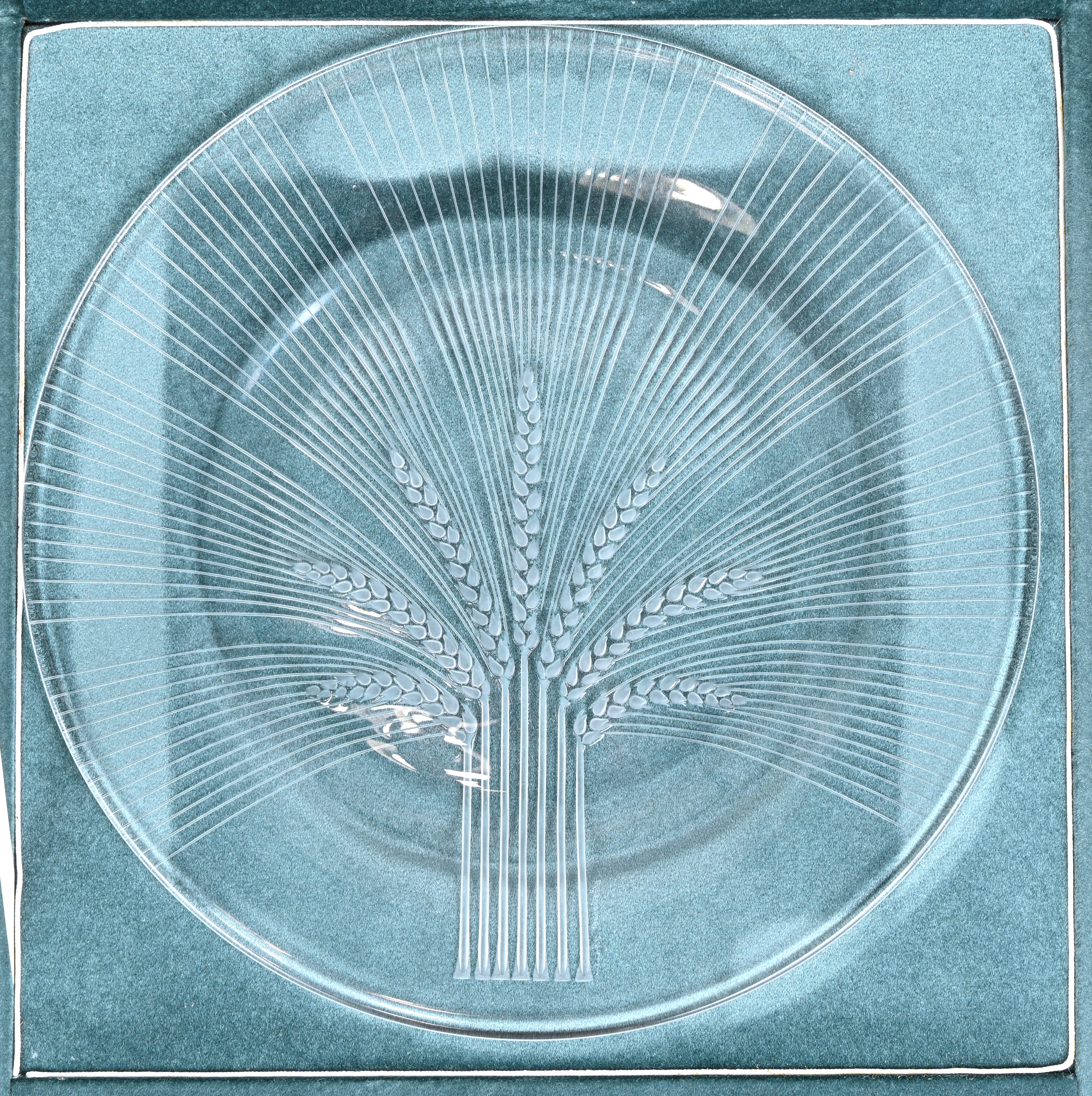 Een Lalique sierschaal met een decorvan korenaren. In een presentatiekoffer met gepersonaliseerde plaquette aan ‘Abdulrahman Bin Abdulaziz Al-Saud Een Lalique sierschaal met een decorvan korenaren. In een presentatiekoffer met gepersonaliseerde plaquette aan ‘Abdulrahman Bin Abdulaziz Al-Saud.