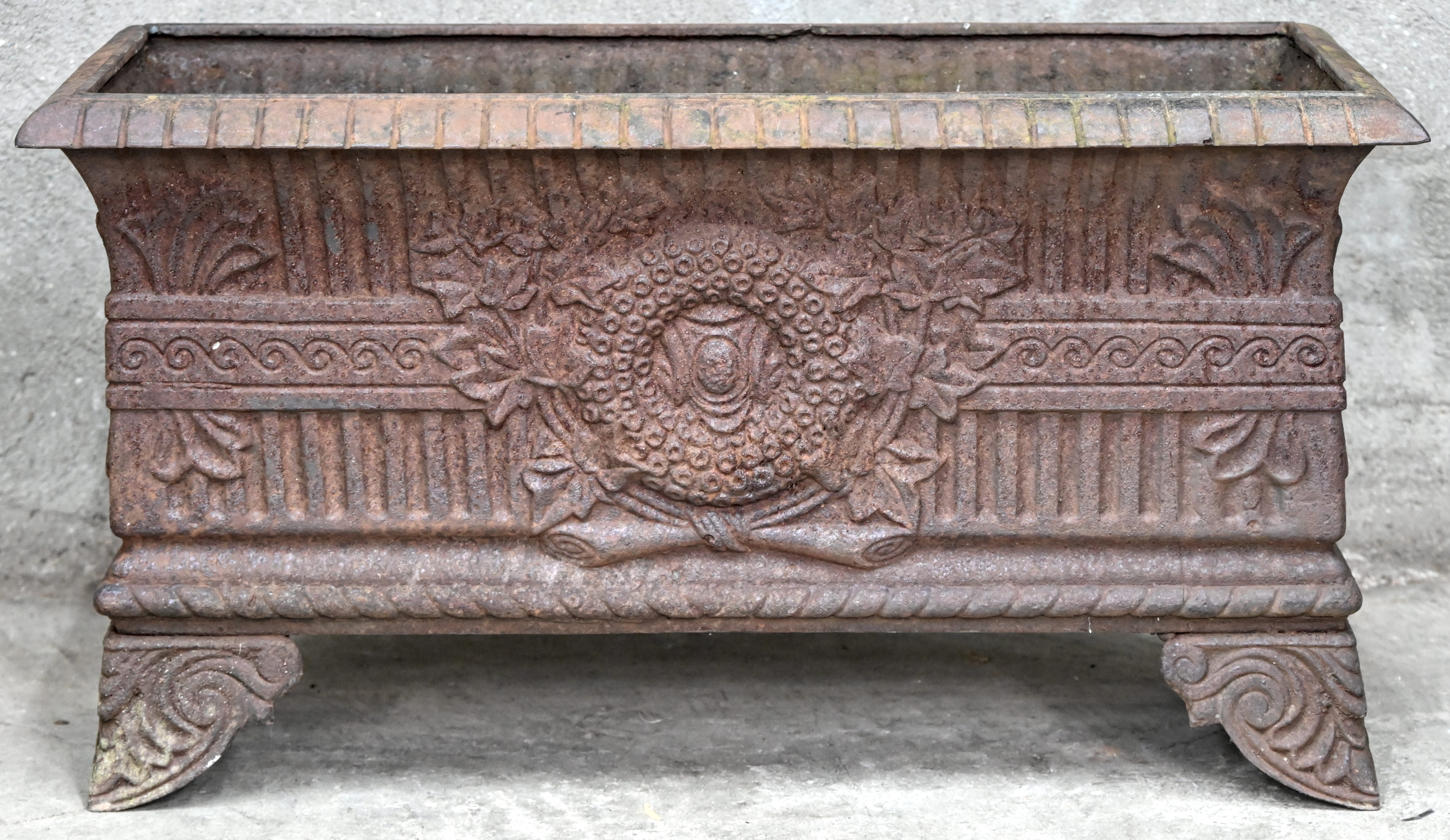 Een grote gietijzeren jardinière Een grote gietijzeren jardinière.