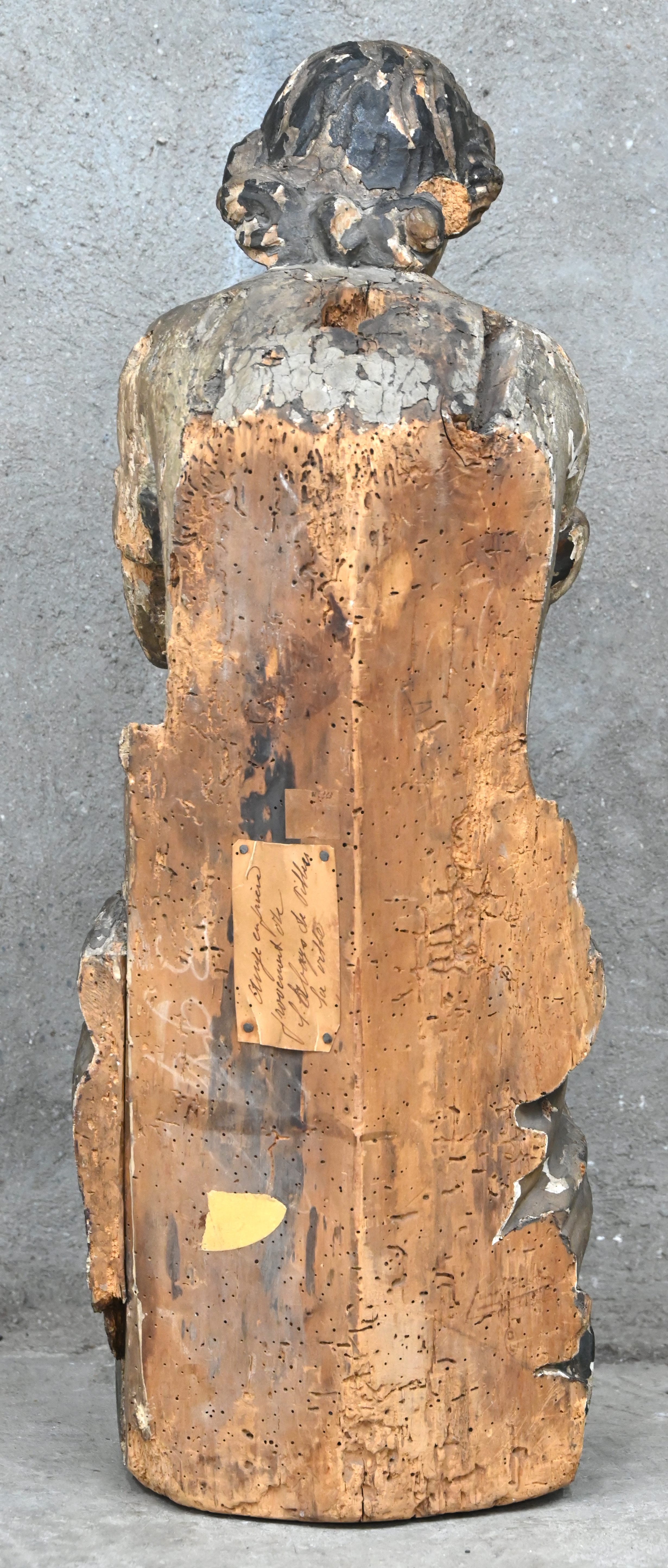 Een antiek houten beeld van een engel, knielend op een wolk. Met resten van polychrome beschildering. Draagt een label verwijzend naar de abdij van Villers. Vermoedelijk deel van van een altaarstuk, 18e eeuw Een antiek houten beeld van een engel, knielend op een wolk. Met resten van polychrome beschildering. Draagt een label verwijzend naar de abdij van Villers. Vermoedelijk deel van van een altaarstuk, 18e eeuw.