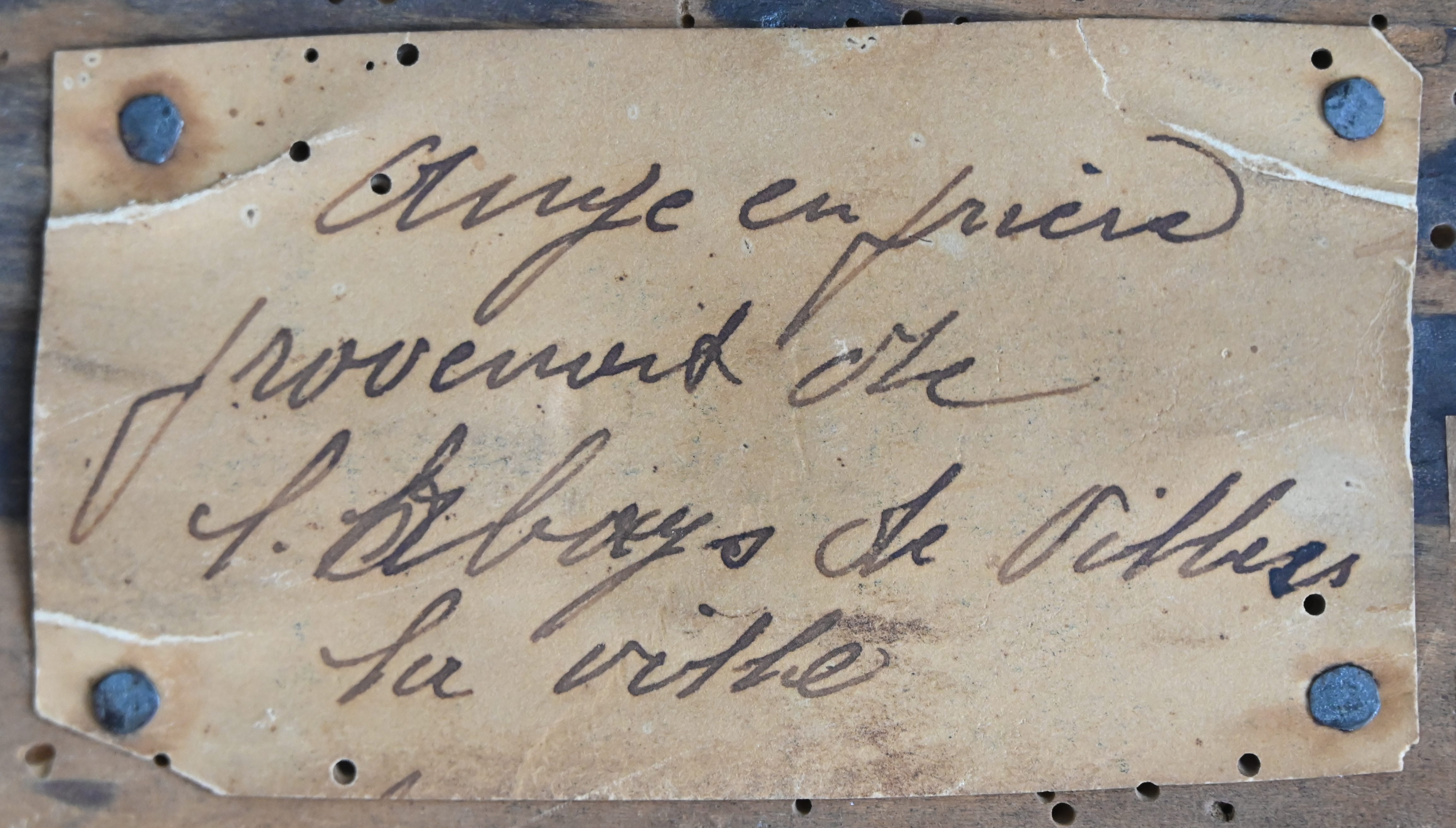 Een antiek houten beeld van een engel, knielend op een wolk. Met resten van polychrome beschildering. Draagt een label verwijzend naar de abdij van Villers. Vermoedelijk deel van van een altaarstuk, 18e eeuw Een antiek houten beeld van een engel, knielend op een wolk. Met resten van polychrome beschildering. Draagt een label verwijzend naar de abdij van Villers. Vermoedelijk deel van van een altaarstuk, 18e eeuw.