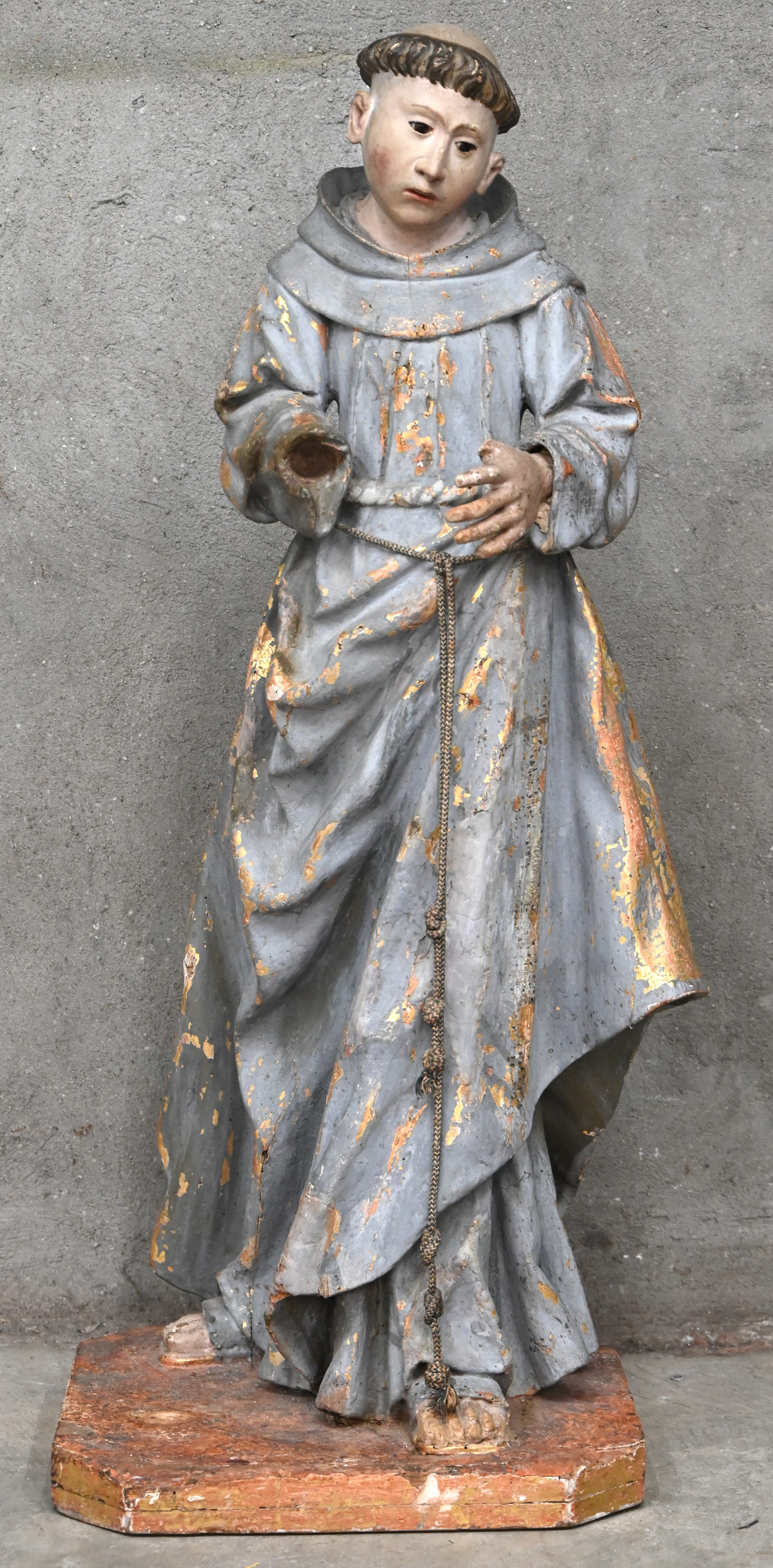 ‘St. Antonius van Padua’, een groot kerkbeeld van gepolychromeerd hout. Rechterhand en linkerduim manco ‘St. Antonius van Padua’, een groot kerkbeeld van gepolychromeerd hout. Rechterhand en linkerduim manco.