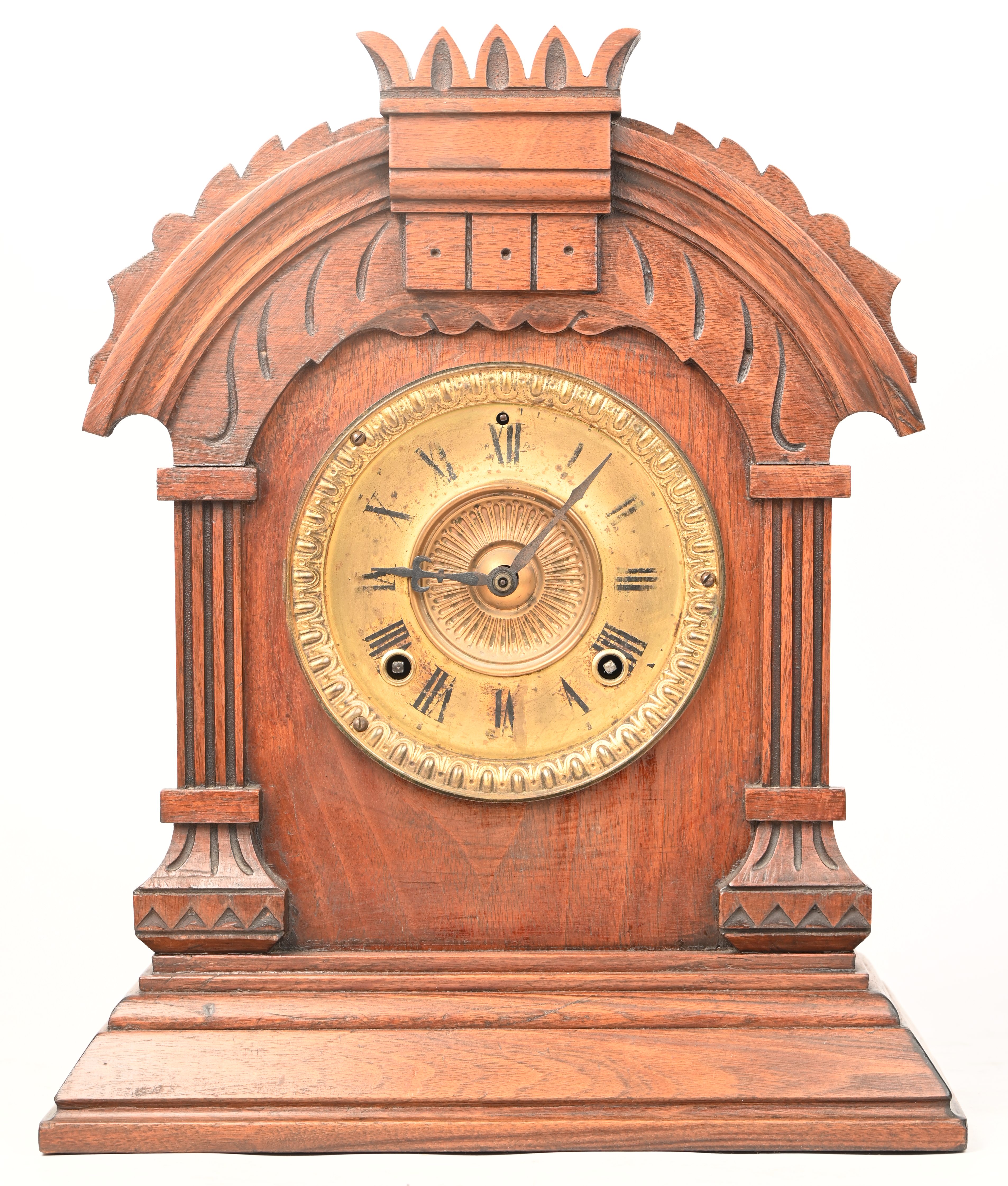Een tafelklokje met houten kast, op het werk gemerkt Ansonia Clock Co, New York U.S.A Een tafelklokje met houten kast, op het werk gemerkt Ansonia Clock Co, New York U.S.A.