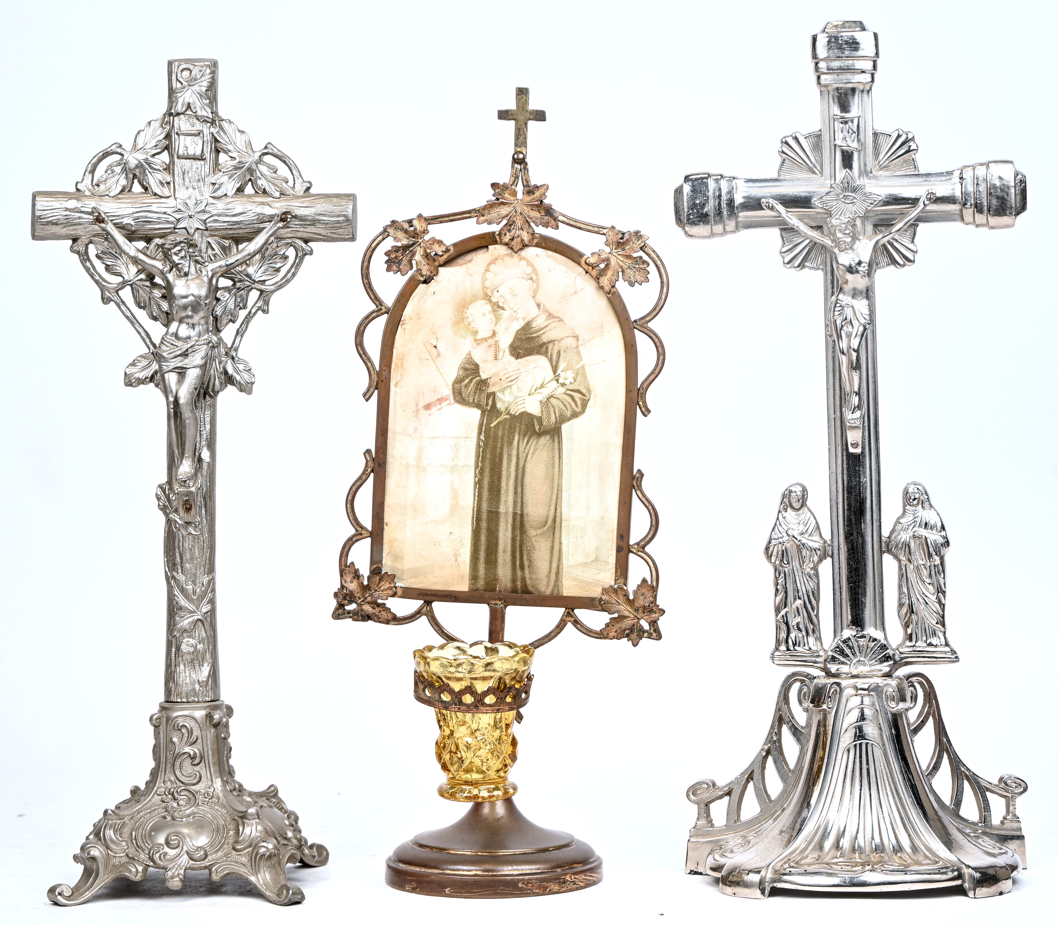 Een lot van 3 stuks religiosa bestaande uit 2 kruisbeelden en een prent in kader Een lot van 3 stuks religiosa bestaande uit 2 kruisbeelden en een prent in kader.