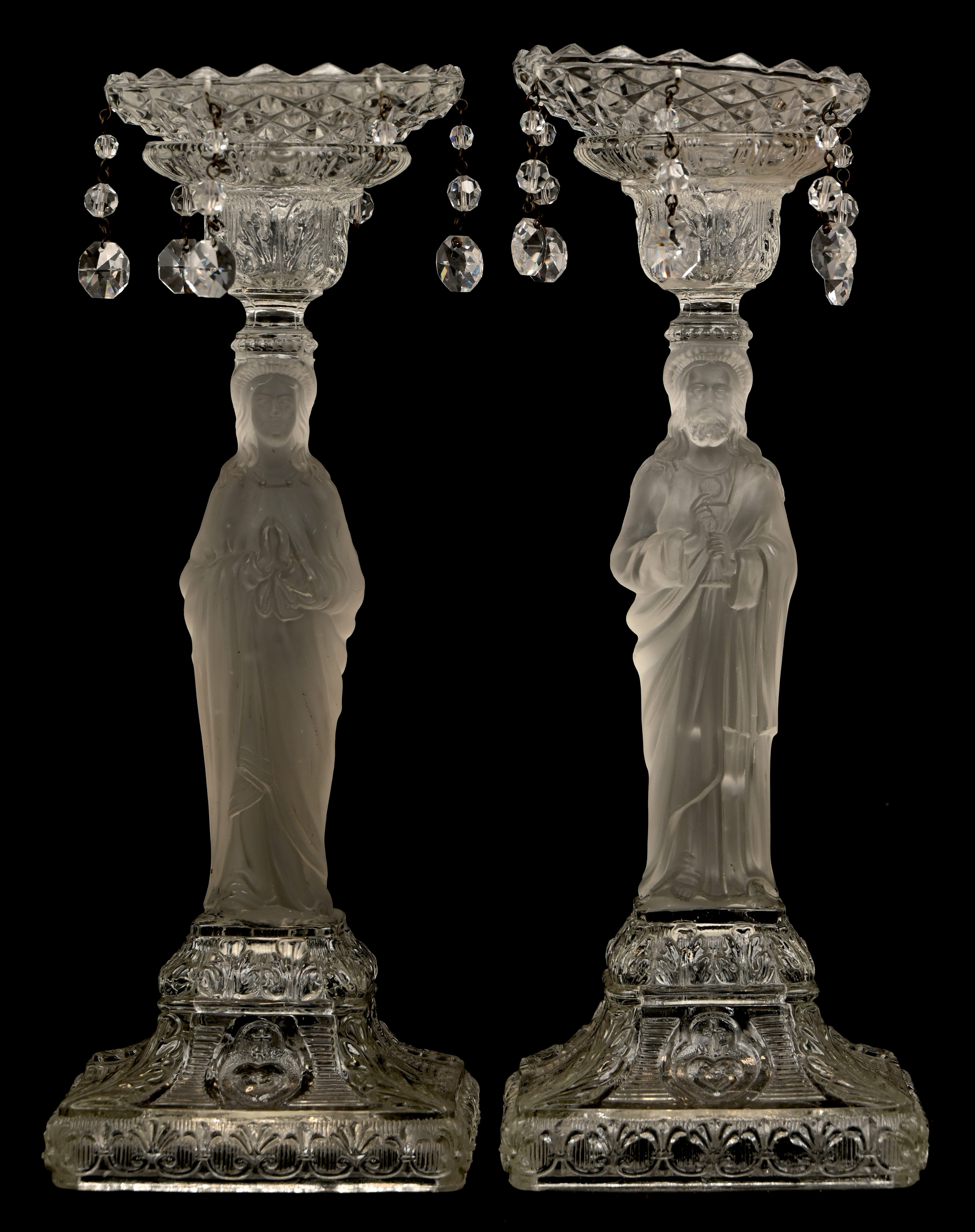 Een set persglas kandelaars met religieus thema Een set persglas kandelaars met religieus thema.