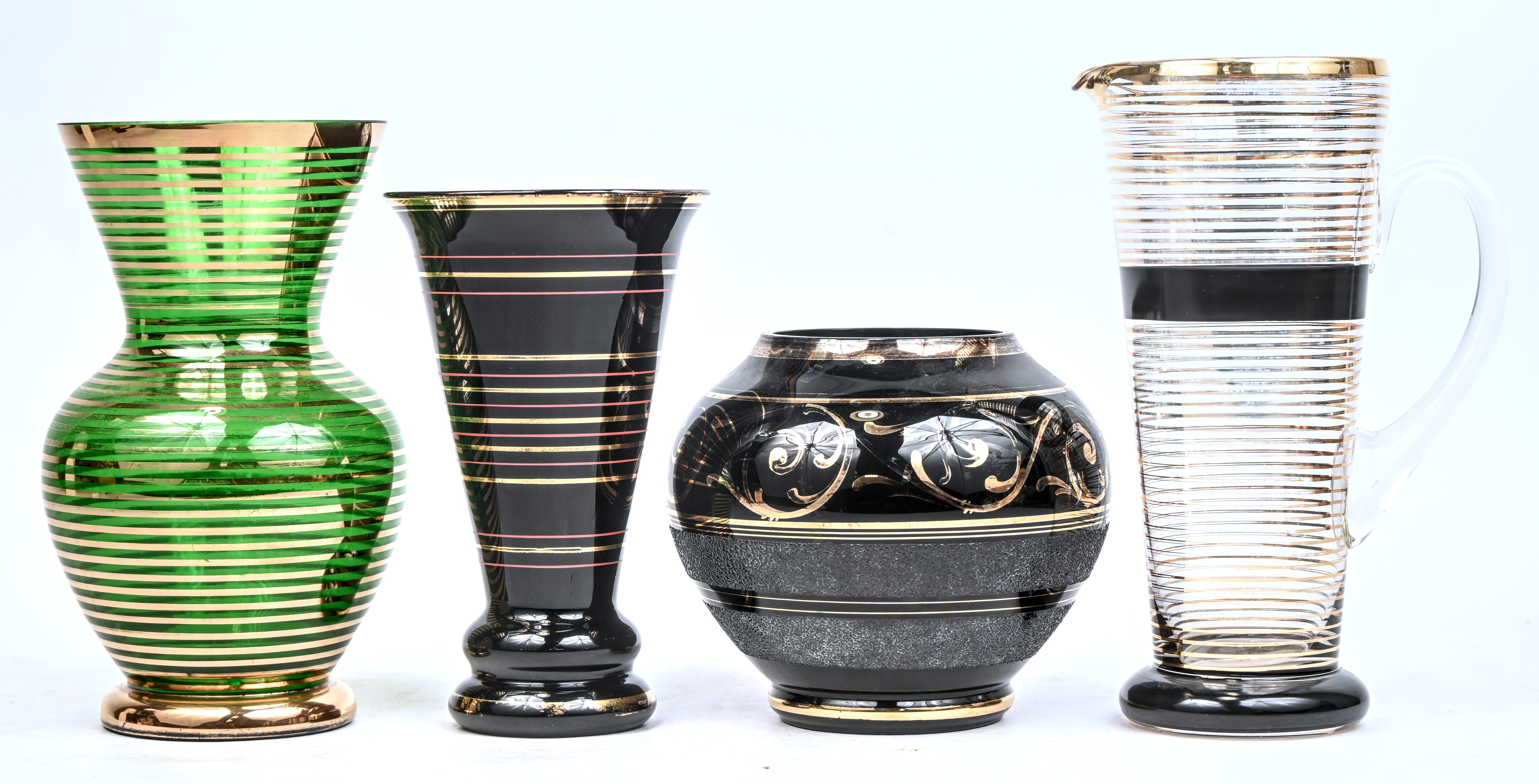 Drie vintage glazen vazen en een schenkkan, waaronder Booms glas Drie vintage glazen vazen en een schenkkan, waaronder Booms glas.