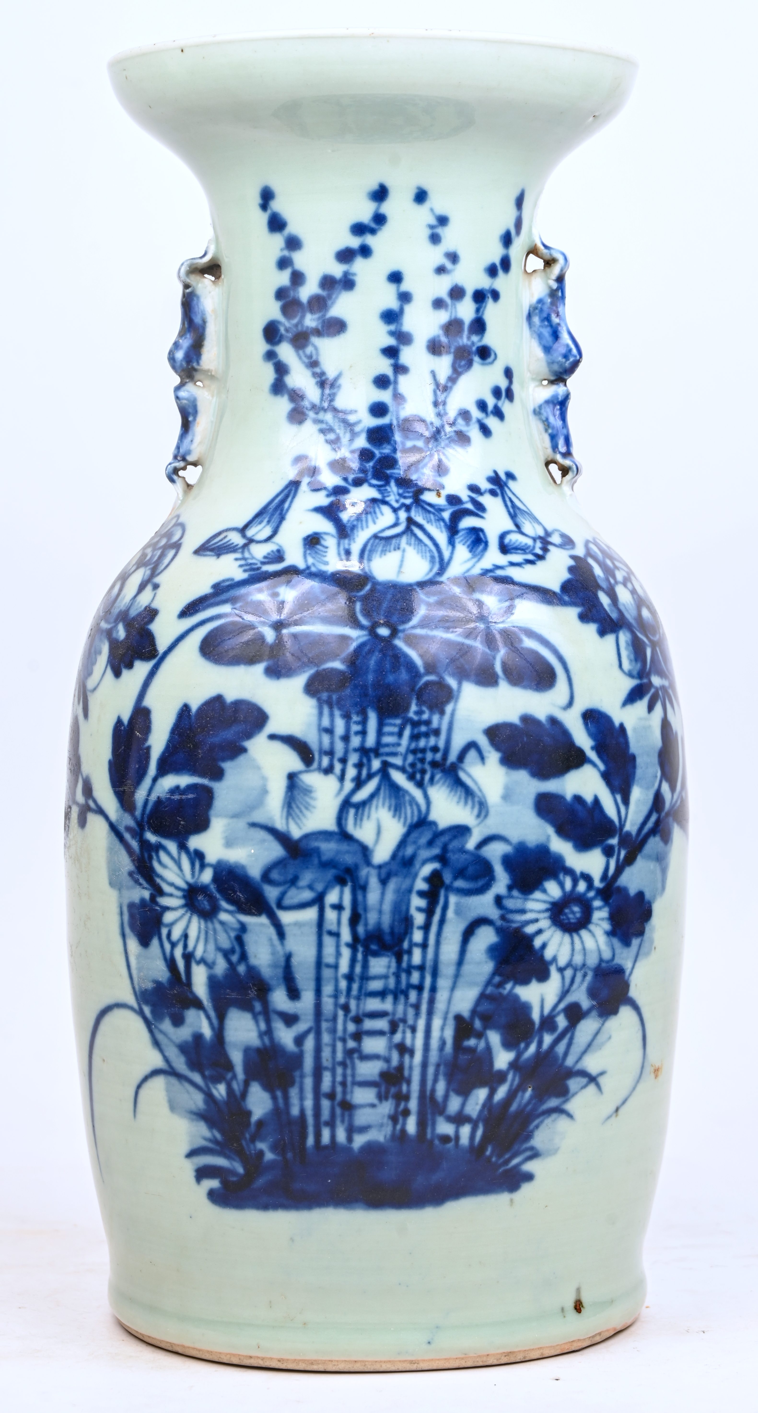 Een Chinees porseleinen balustervaas met floraal decor, eerste helft 20ste eeuw Een Chinees porseleinen balustervaas met floraal decor, eerste helft 20ste eeuw.