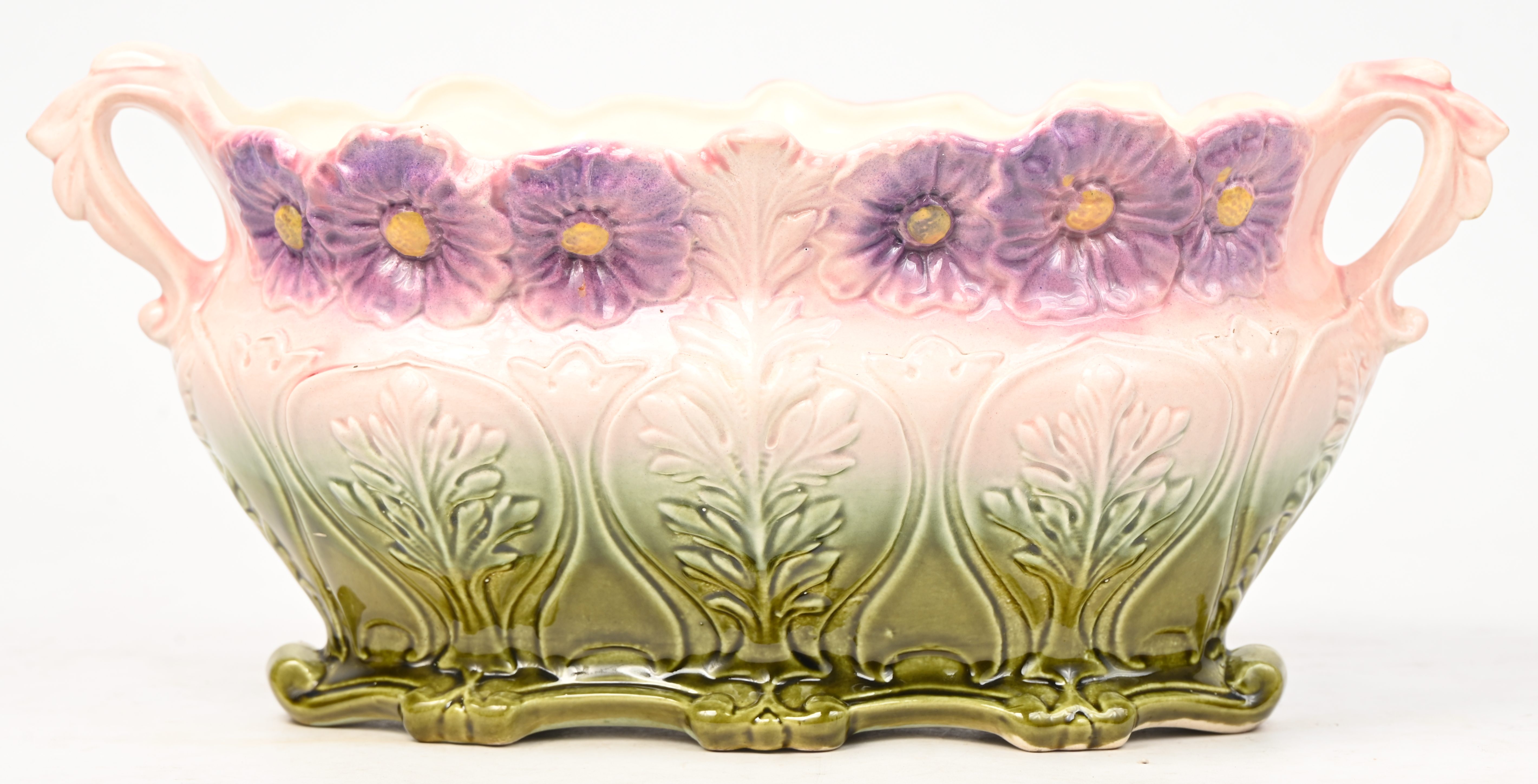 Een meerkleurig aardewerken jardinière met floraal decor. Vroeg 20ste eeuws Een meerkleurig aardewerken jardinière met floraal decor. Vroeg 20ste eeuws.