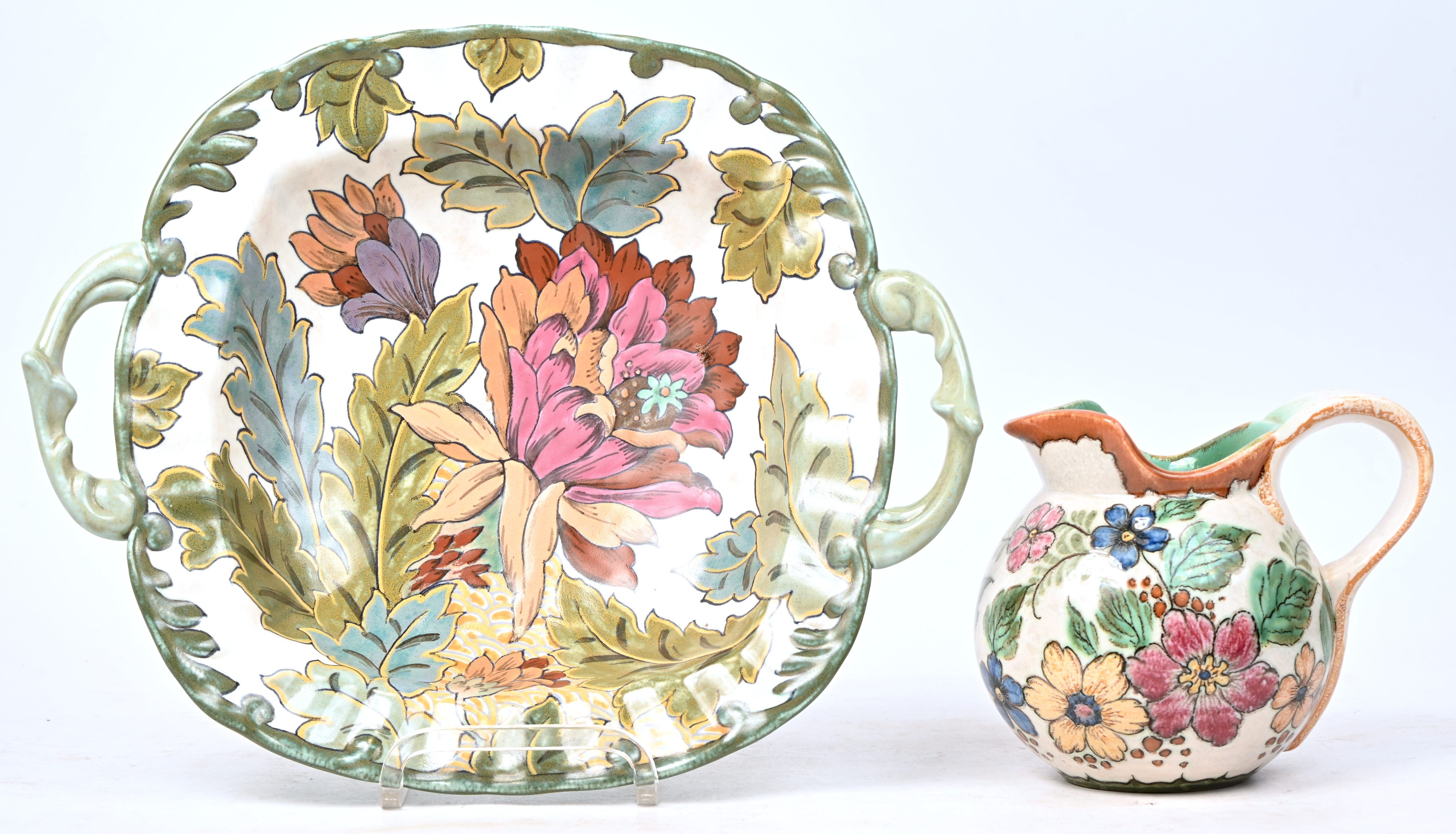 Een schaal en kannetje met floraal decor, Gouda Holland Een schaal en kannetje met floraal decor, Gouda Holland.
