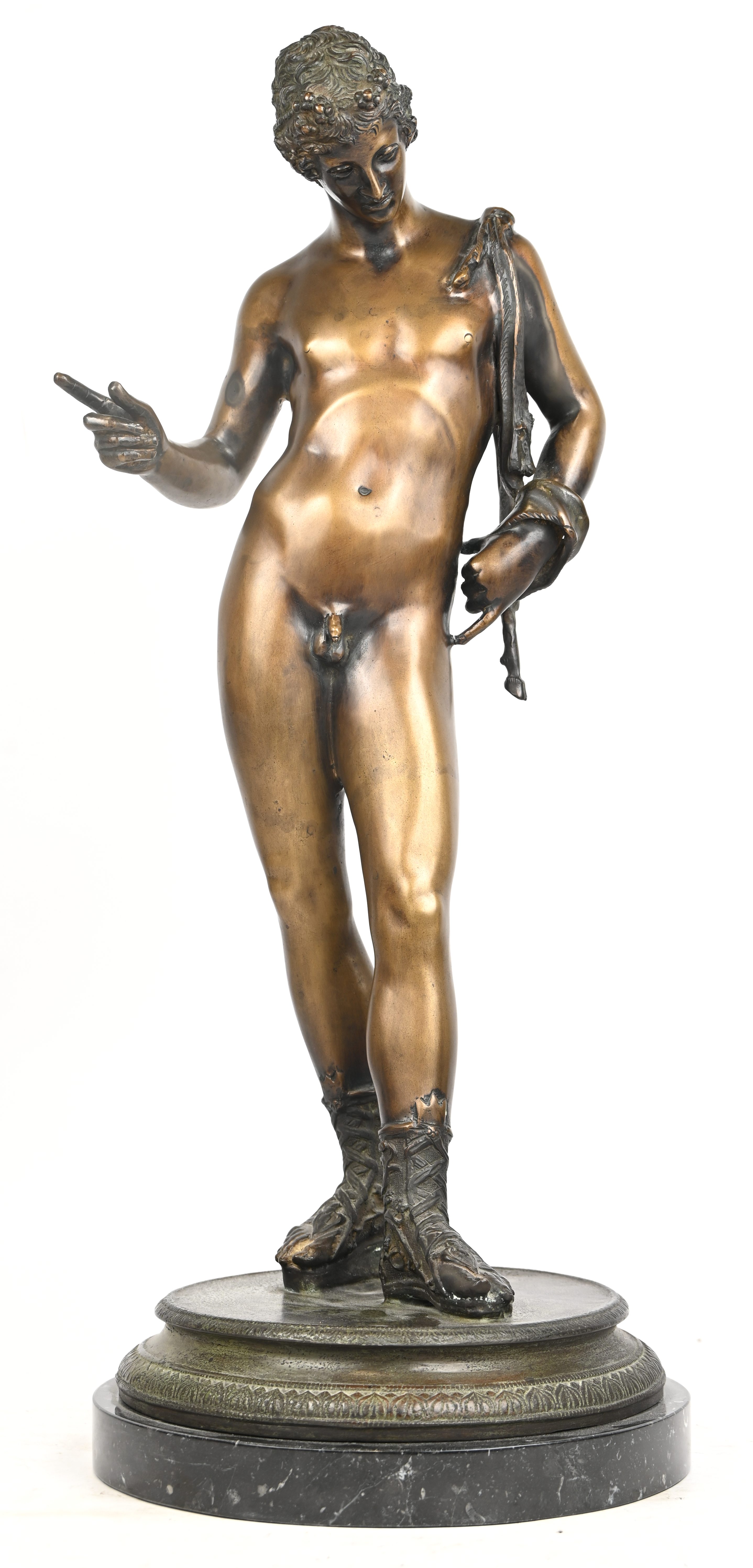 ‘Staand mannelijk naakt’, een gepatineerd bronzen beeld op een zwarte marmeren voet. Naar de Griekse oudheid. Gesigneerd ‘J. Se Luca’ ‘Staand mannelijk naakt’, een gepatineerd bronzen beeld op een zwarte marmeren voet. Naar de Griekse oudheid. Gesigneerd ‘J. Se Luca’.