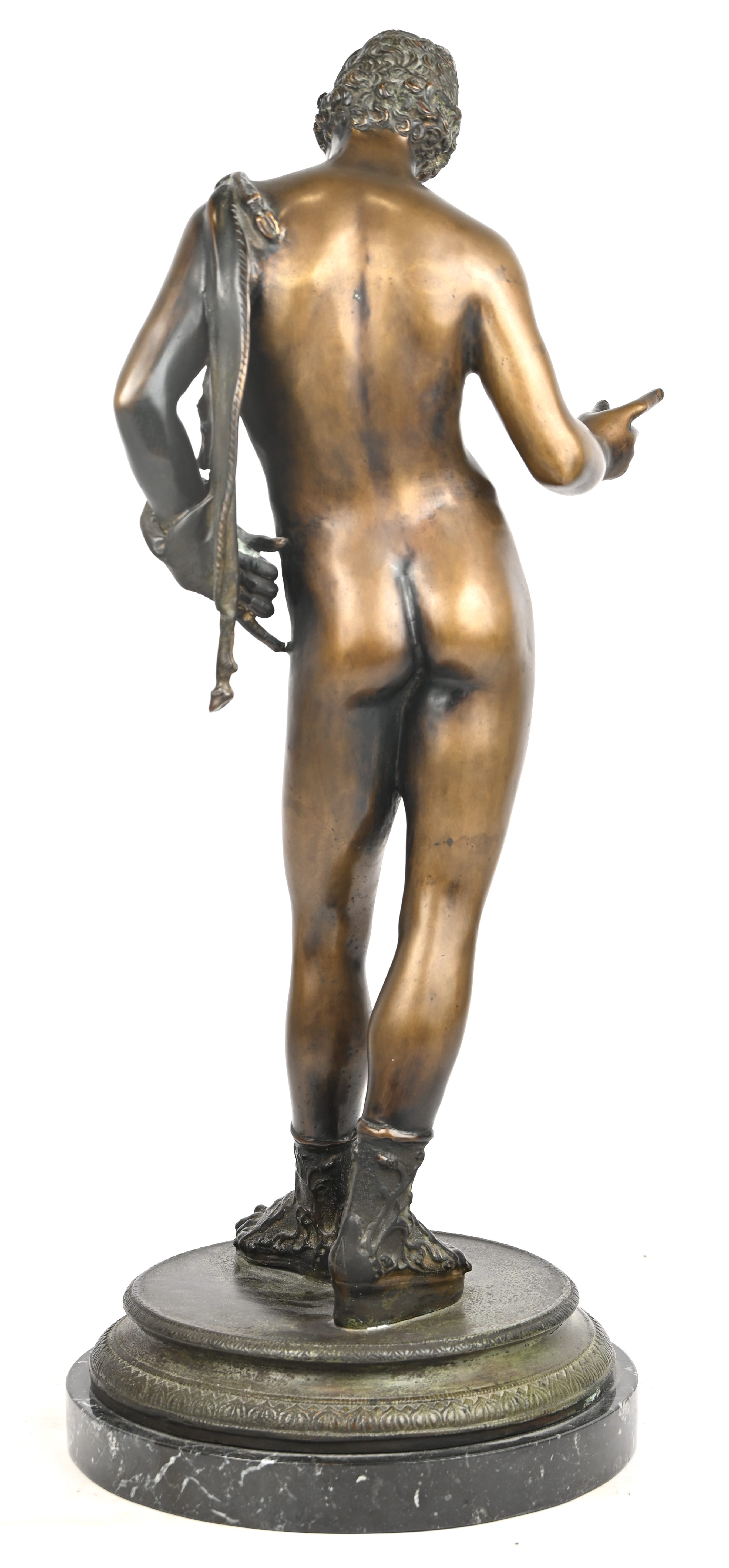 ‘Staand mannelijk naakt’, een gepatineerd bronzen beeld op een zwarte marmeren voet. Naar de Griekse oudheid. Gesigneerd ‘J. Se Luca’ ‘Staand mannelijk naakt’, een gepatineerd bronzen beeld op een zwarte marmeren voet. Naar de Griekse oudheid. Gesigneerd ‘J. Se Luca’.