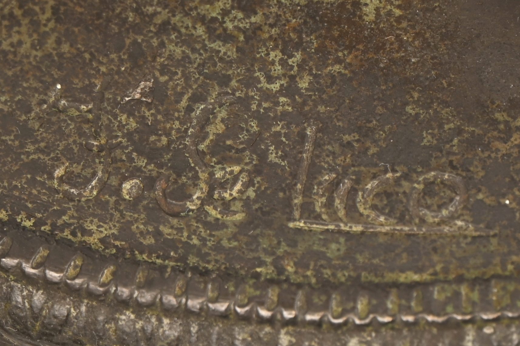 ‘Staand mannelijk naakt’, een gepatineerd bronzen beeld op een zwarte marmeren voet. Naar de Griekse oudheid. Gesigneerd ‘J. Se Luca’ ‘Staand mannelijk naakt’, een gepatineerd bronzen beeld op een zwarte marmeren voet. Naar de Griekse oudheid. Gesigneerd ‘J. Se Luca’.
