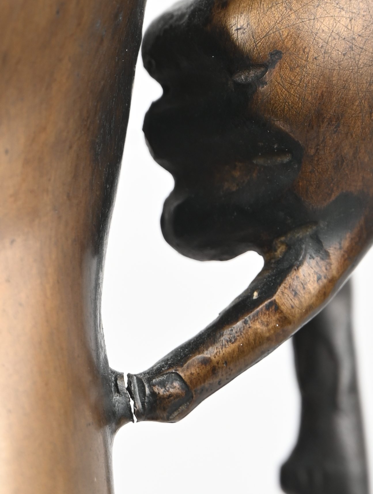 ‘Staand mannelijk naakt’, een gepatineerd bronzen beeld op een zwarte marmeren voet. Naar de Griekse oudheid. Gesigneerd ‘J. Se Luca’ ‘Staand mannelijk naakt’, een gepatineerd bronzen beeld op een zwarte marmeren voet. Naar de Griekse oudheid. Gesigneerd ‘J. Se Luca’.