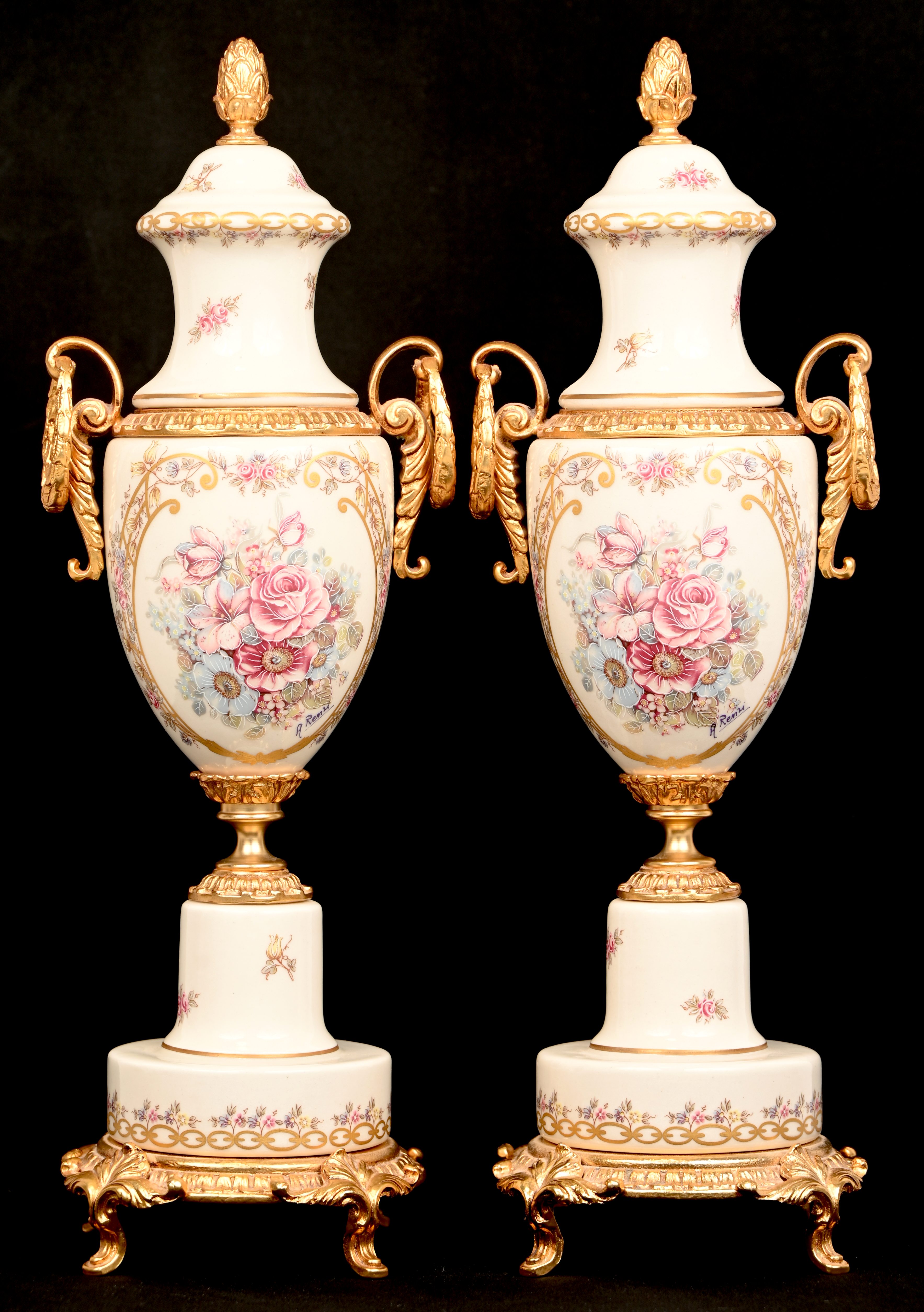 Een paar cassolette vaasjes van porselein en verguld messing. Met een Meissen decor, gesigneerd A. Renzi Een paar cassolette vaasjes van porselein en verguld messing. Met een Meissen decor, gesigneerd A. Renzi.