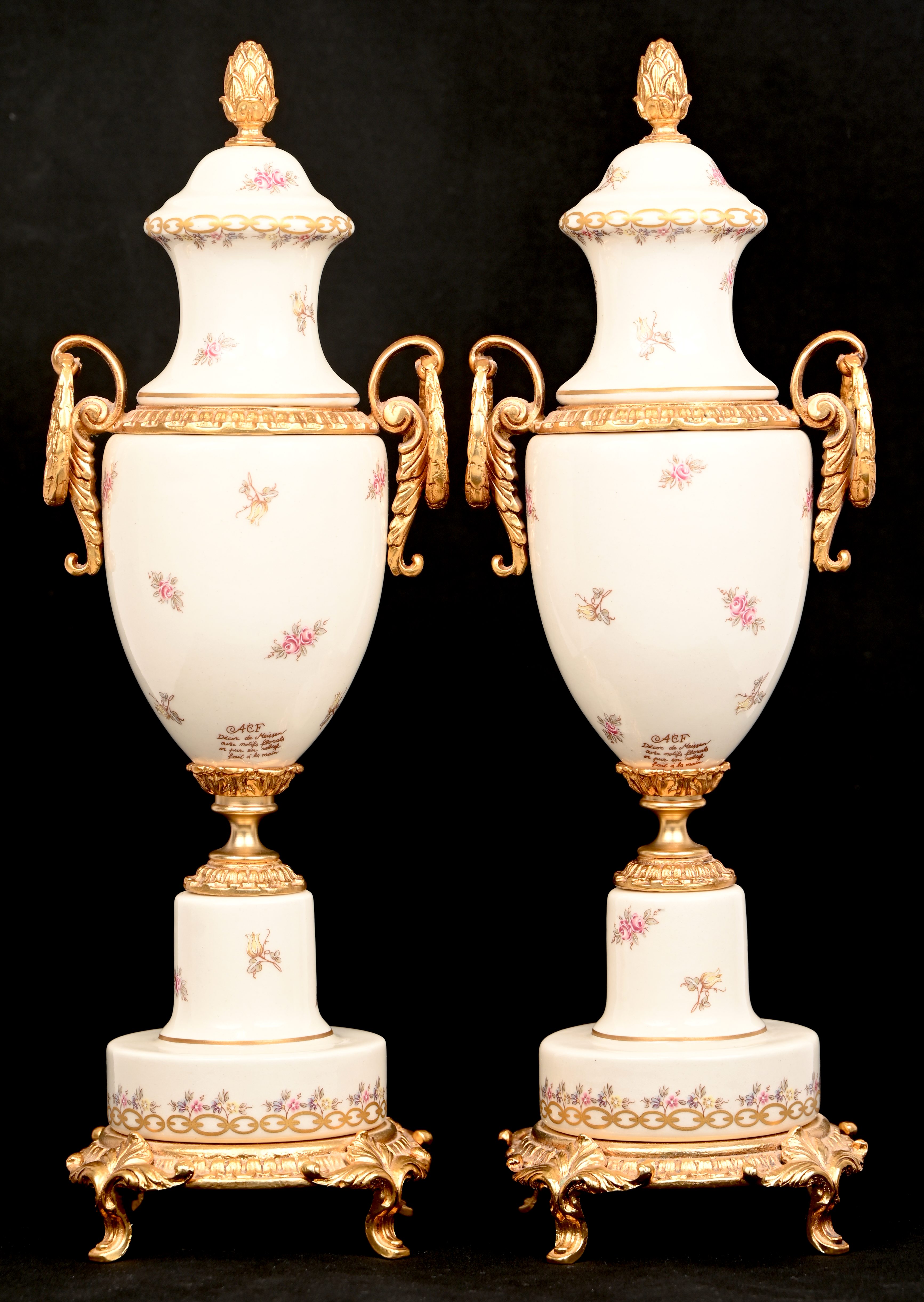 Een paar cassolette vaasjes van porselein en verguld messing. Met een Meissen decor, gesigneerd A. Renzi Een paar cassolette vaasjes van porselein en verguld messing. Met een Meissen decor, gesigneerd A. Renzi.