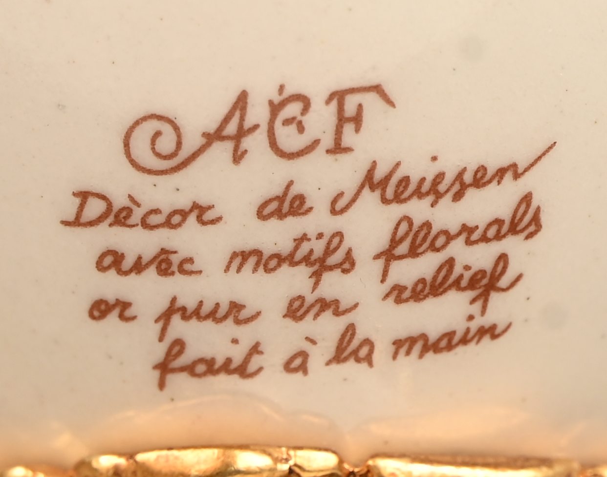 Een paar cassolette vaasjes van porselein en verguld messing. Met een Meissen decor, gesigneerd A. Renzi Een paar cassolette vaasjes van porselein en verguld messing. Met een Meissen decor, gesigneerd A. Renzi.