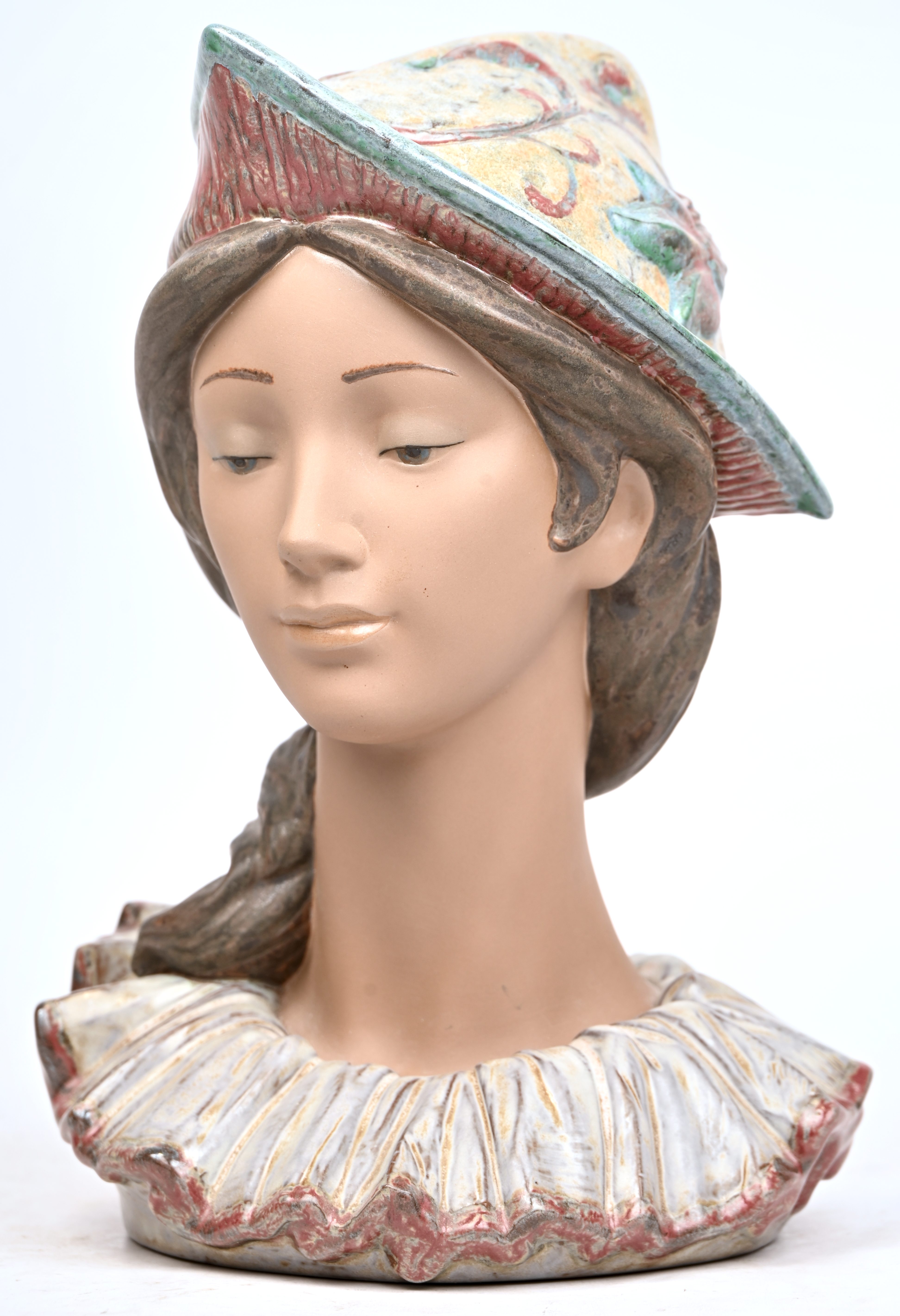 ‘Colombina’, een meerkleurige buste van Lladro aardewerk. Nr. 2368 ‘Colombina’, een meerkleurige buste van Lladro aardewerk. Nr. 2368.