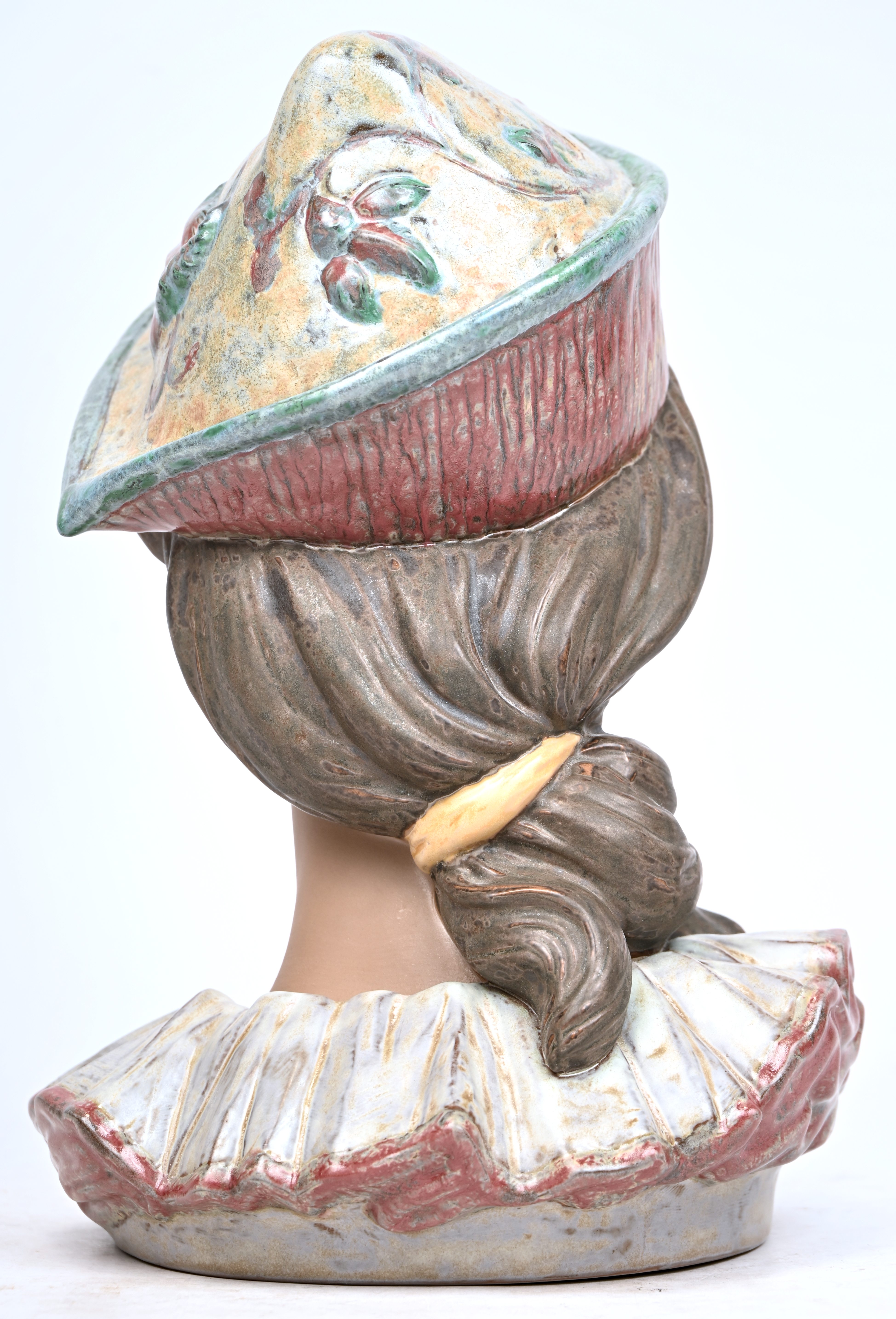 ‘Colombina’, een meerkleurige buste van Lladro aardewerk. Nr. 2368 ‘Colombina’, een meerkleurige buste van Lladro aardewerk. Nr. 2368.
