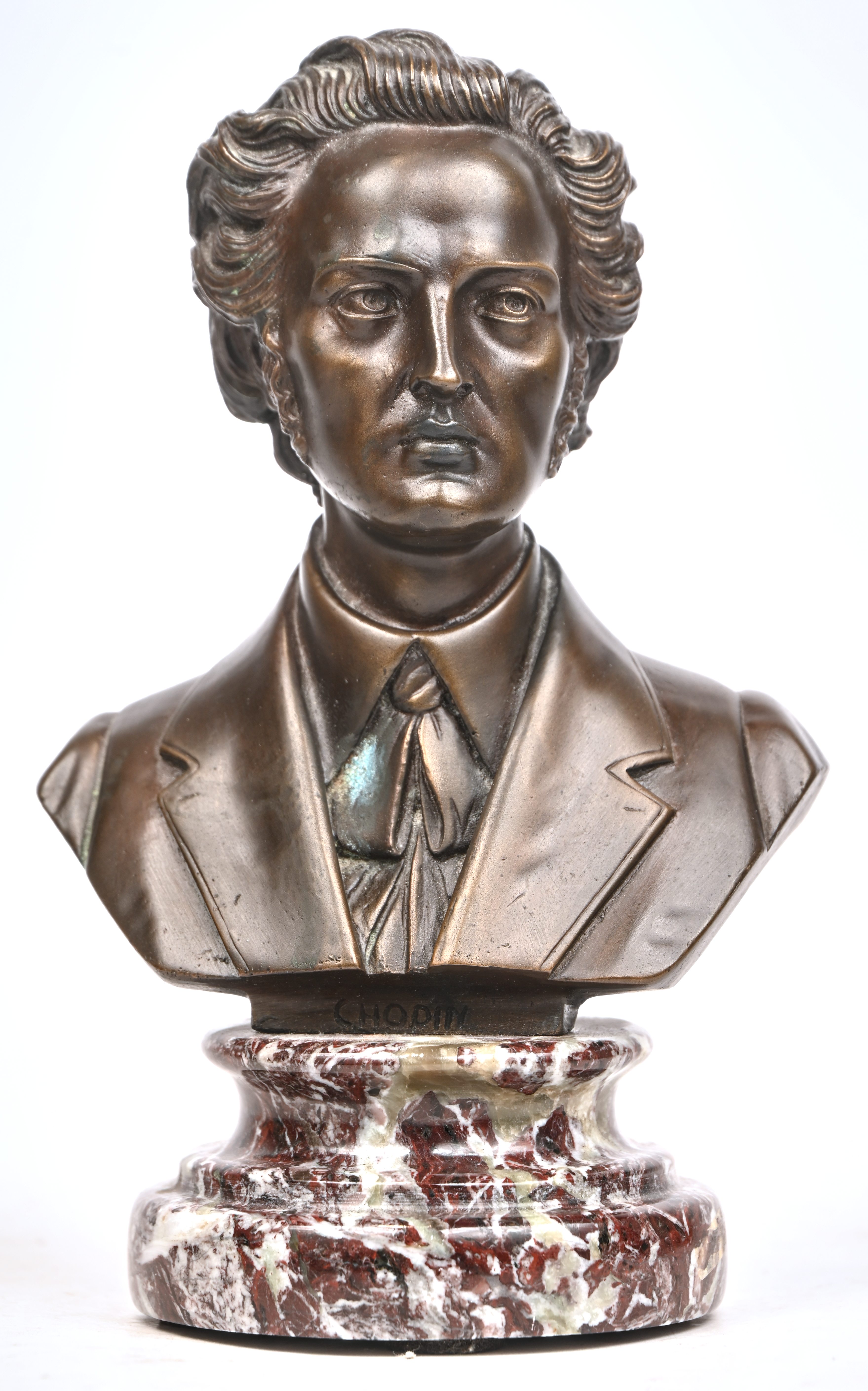‘Chopin’, een bronzen buste op marmeren voet ‘Chopin’, een bronzen buste op marmeren voet.