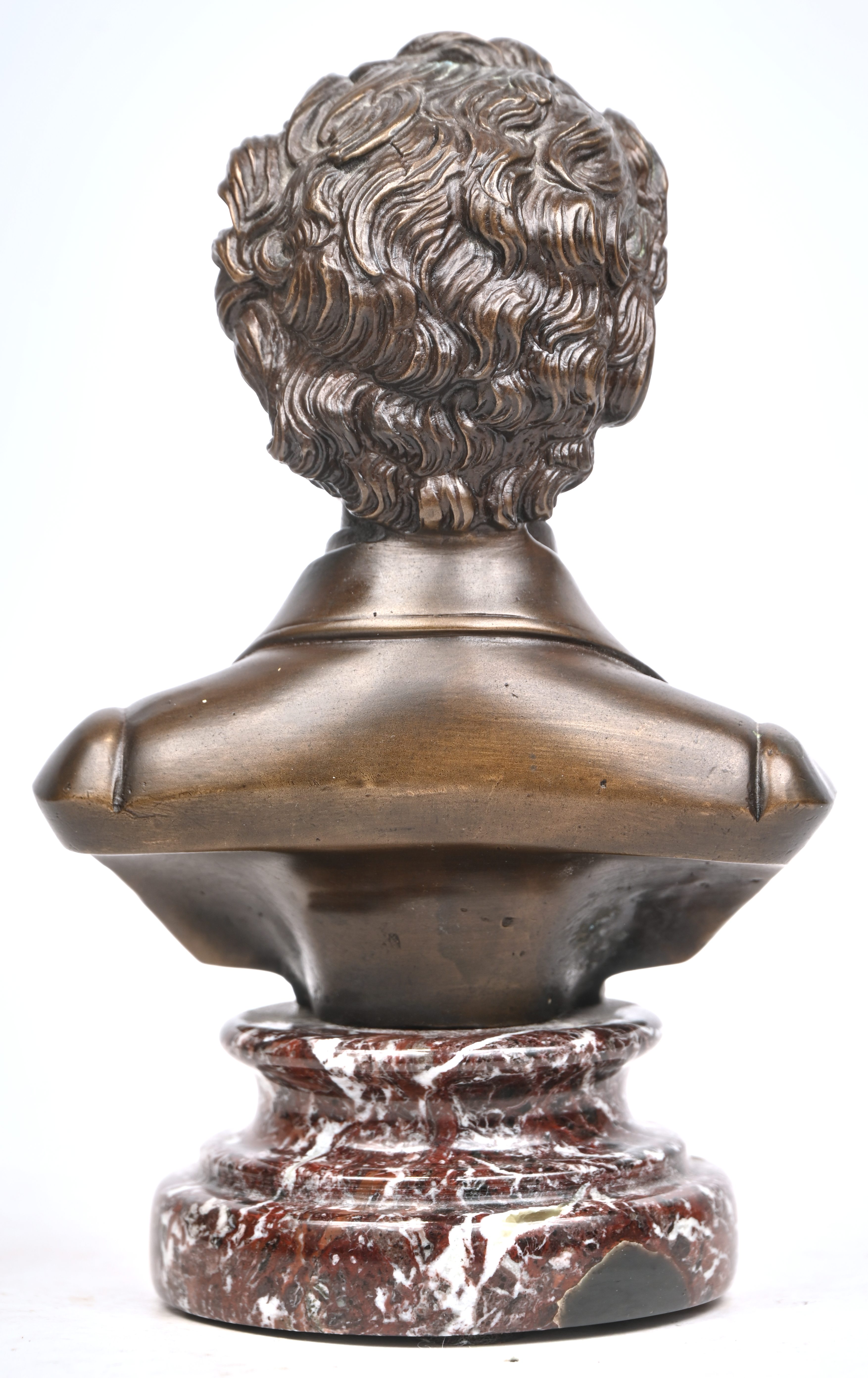 ‘Chopin’, een bronzen buste op marmeren voet ‘Chopin’, een bronzen buste op marmeren voet.