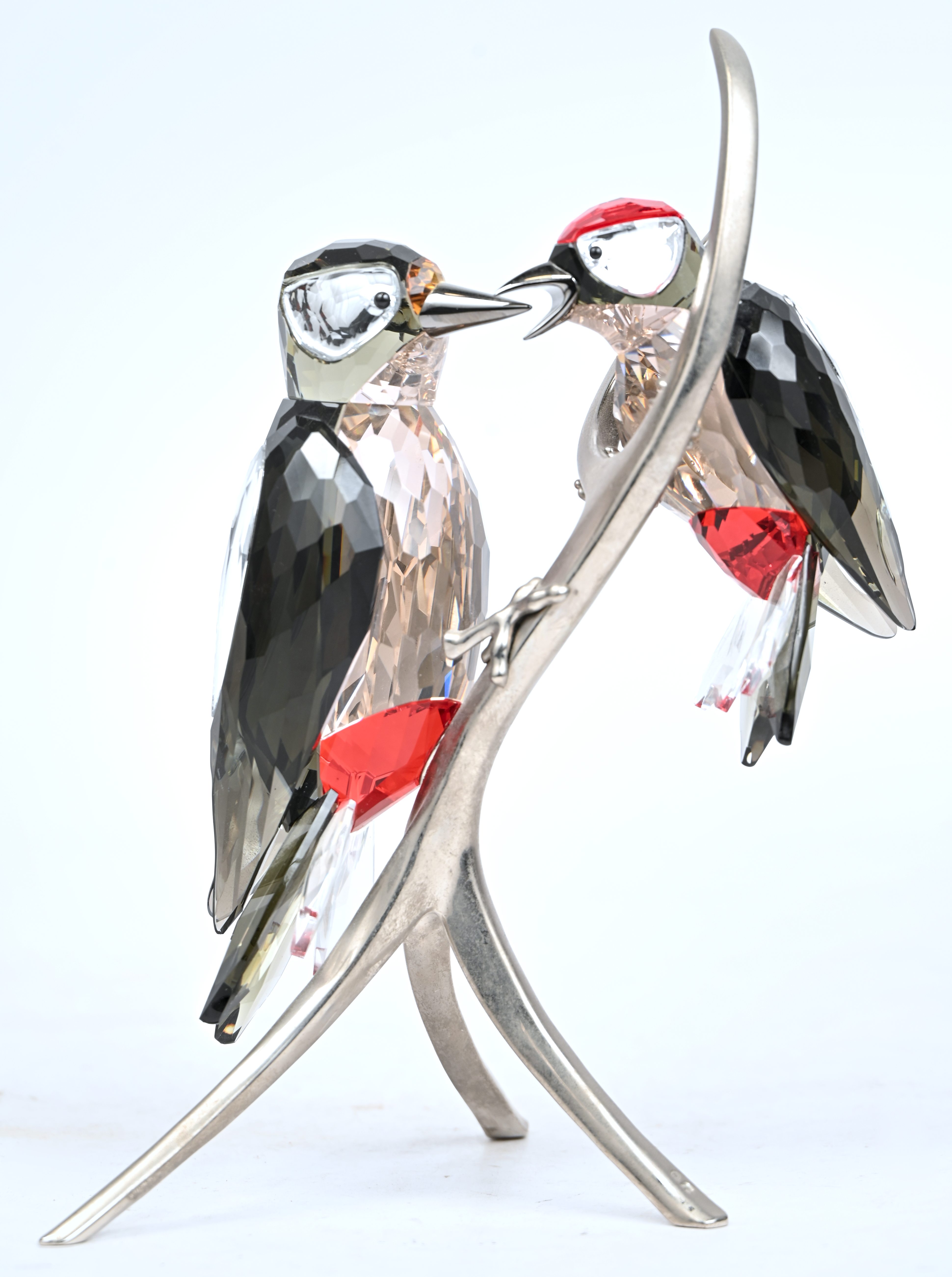 ‘Twee spechten’, een groepje van Swarovski kristal op een metalen tak. Gemerkt ‘Twee spechten’, een groepje van Swarovski kristal op een metalen tak. Gemerkt.