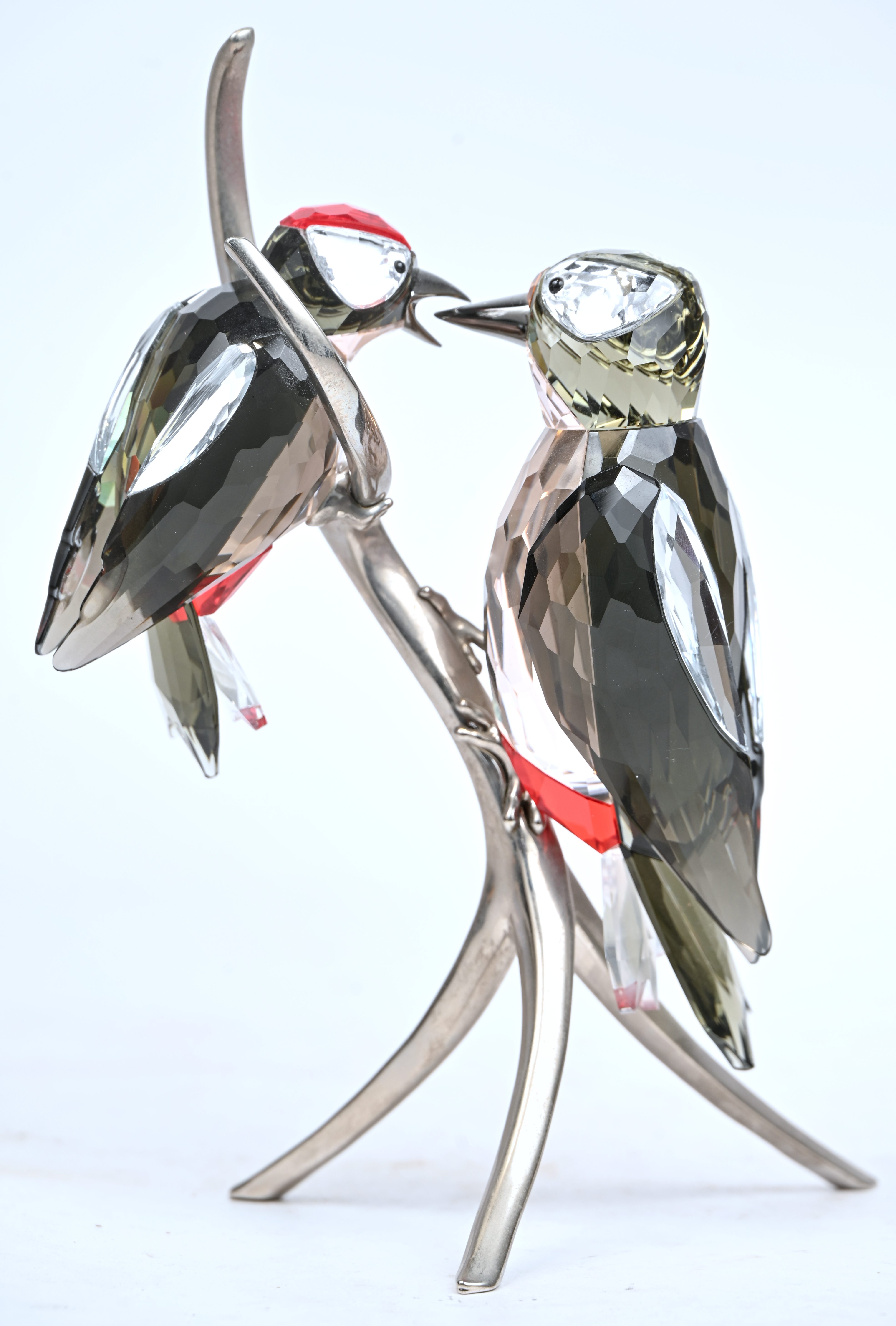 ‘Twee spechten’, een groepje van Swarovski kristal op een metalen tak. Gemerkt ‘Twee spechten’, een groepje van Swarovski kristal op een metalen tak. Gemerkt.