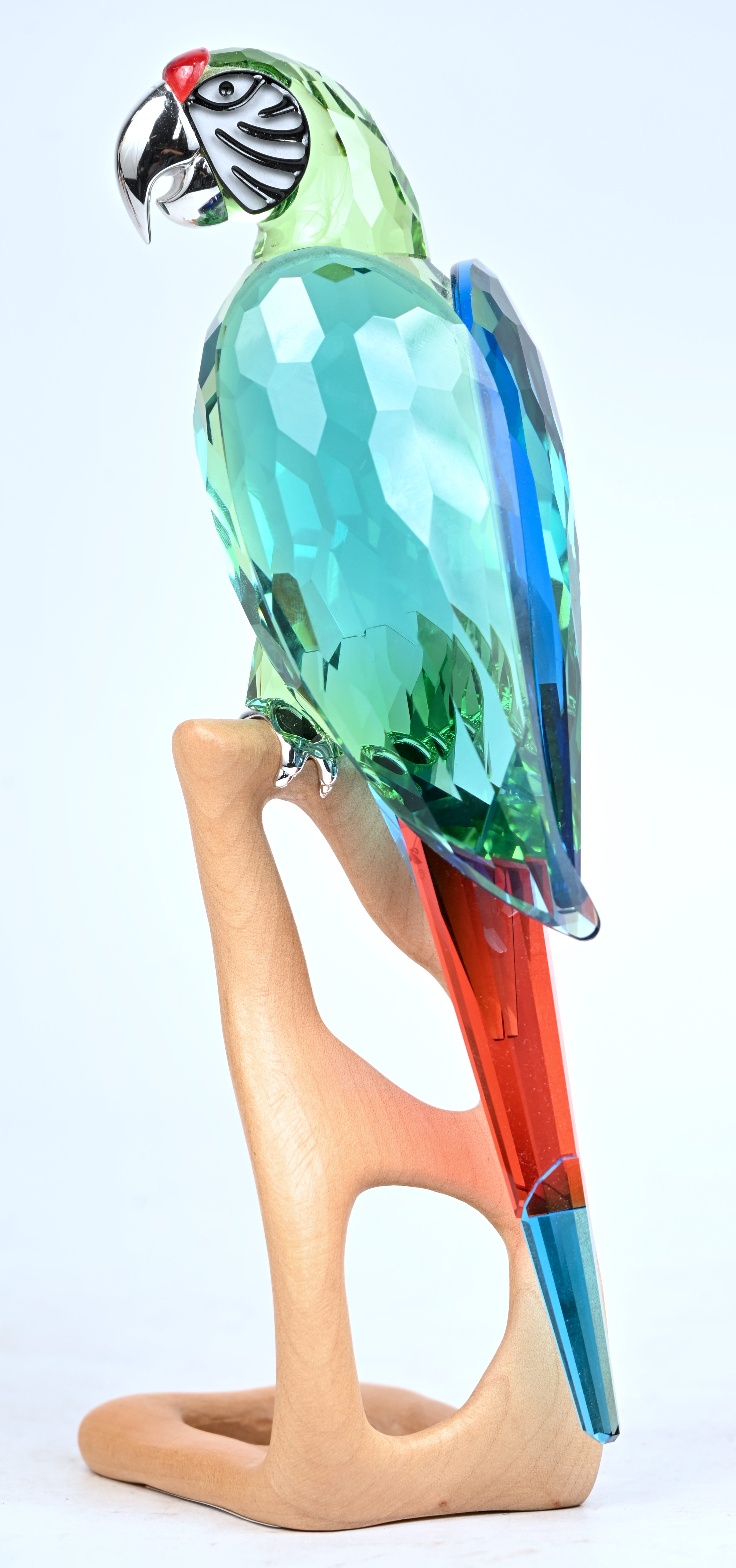 ‘Papegaai’, een beeldje van Swarovski kristal op een houten voet. Gemerkt ‘Papegaai’, een beeldje van Swarovski kristal op een houten voet. Gemerkt.