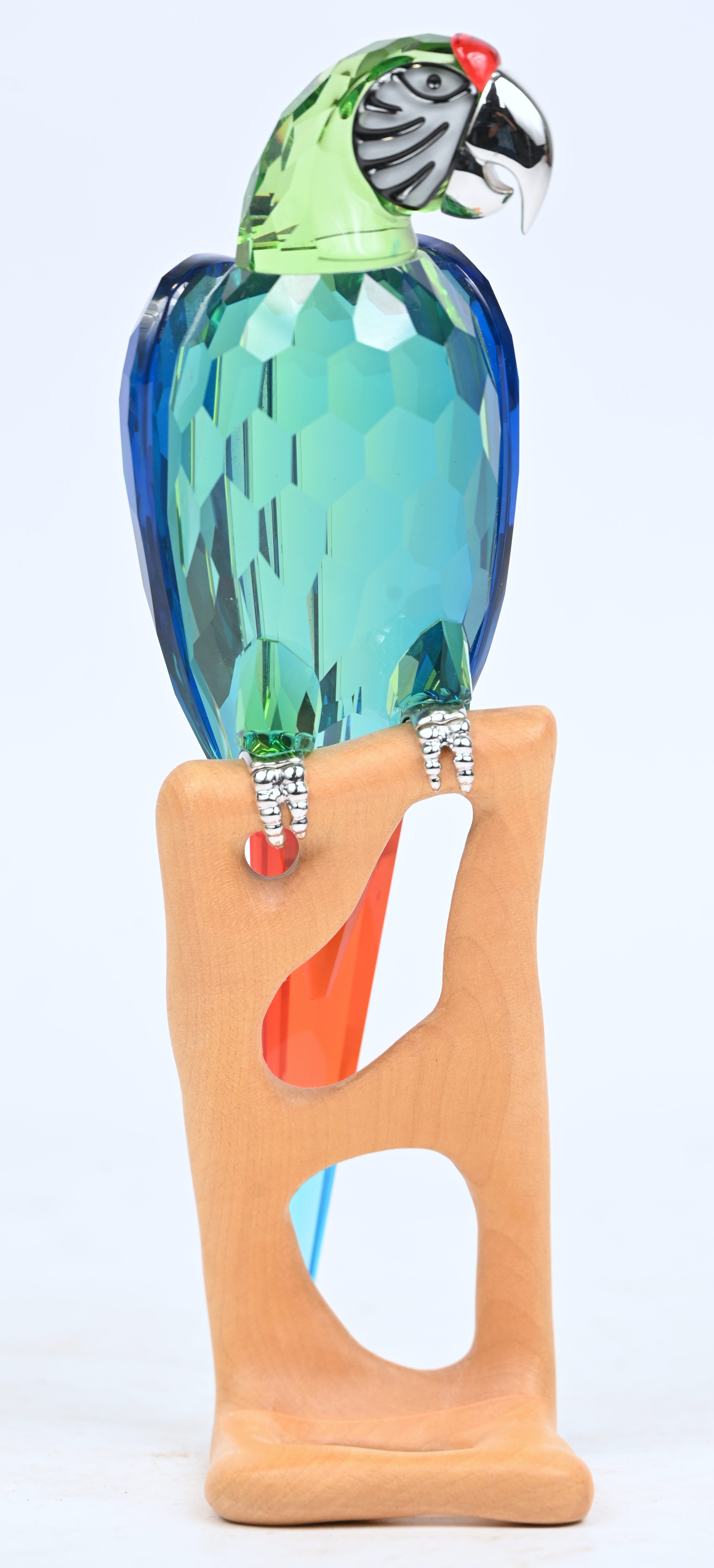 ‘Papegaai’, een beeldje van Swarovski kristal op een houten voet. Gemerkt ‘Papegaai’, een beeldje van Swarovski kristal op een houten voet. Gemerkt.