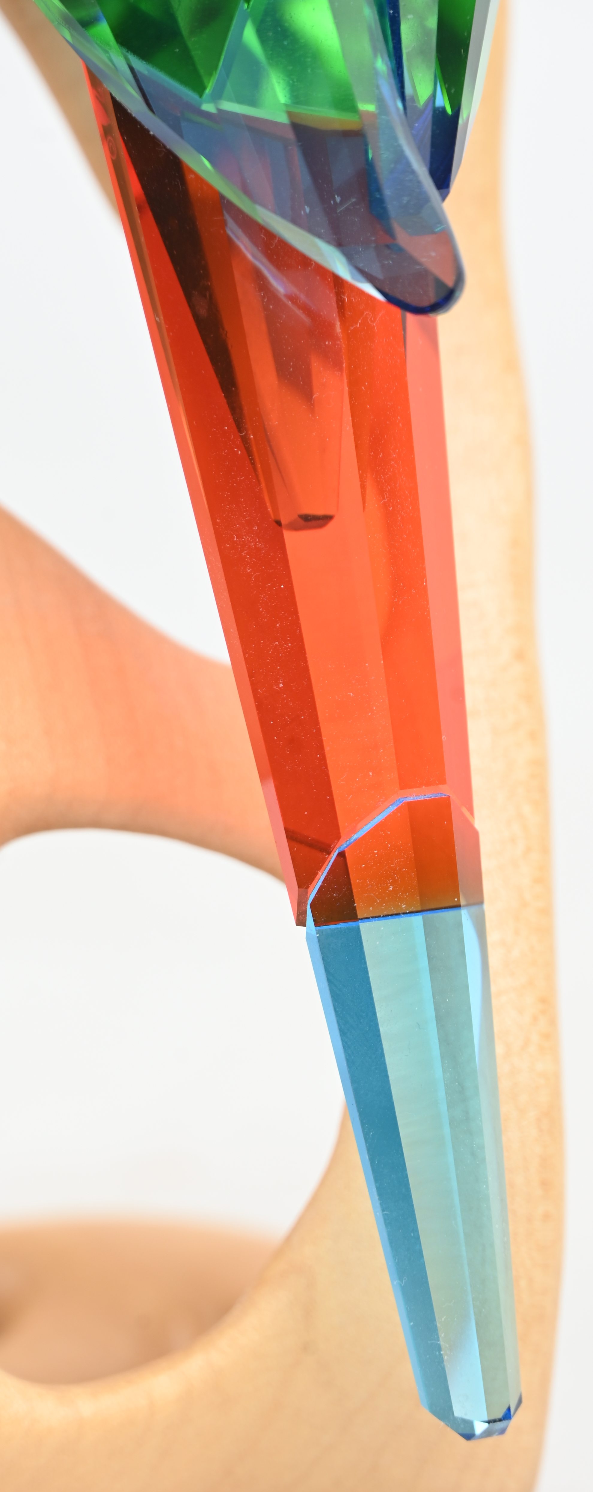 ‘Papegaai’, een beeldje van Swarovski kristal op een houten voet. Gemerkt ‘Papegaai’, een beeldje van Swarovski kristal op een houten voet. Gemerkt.