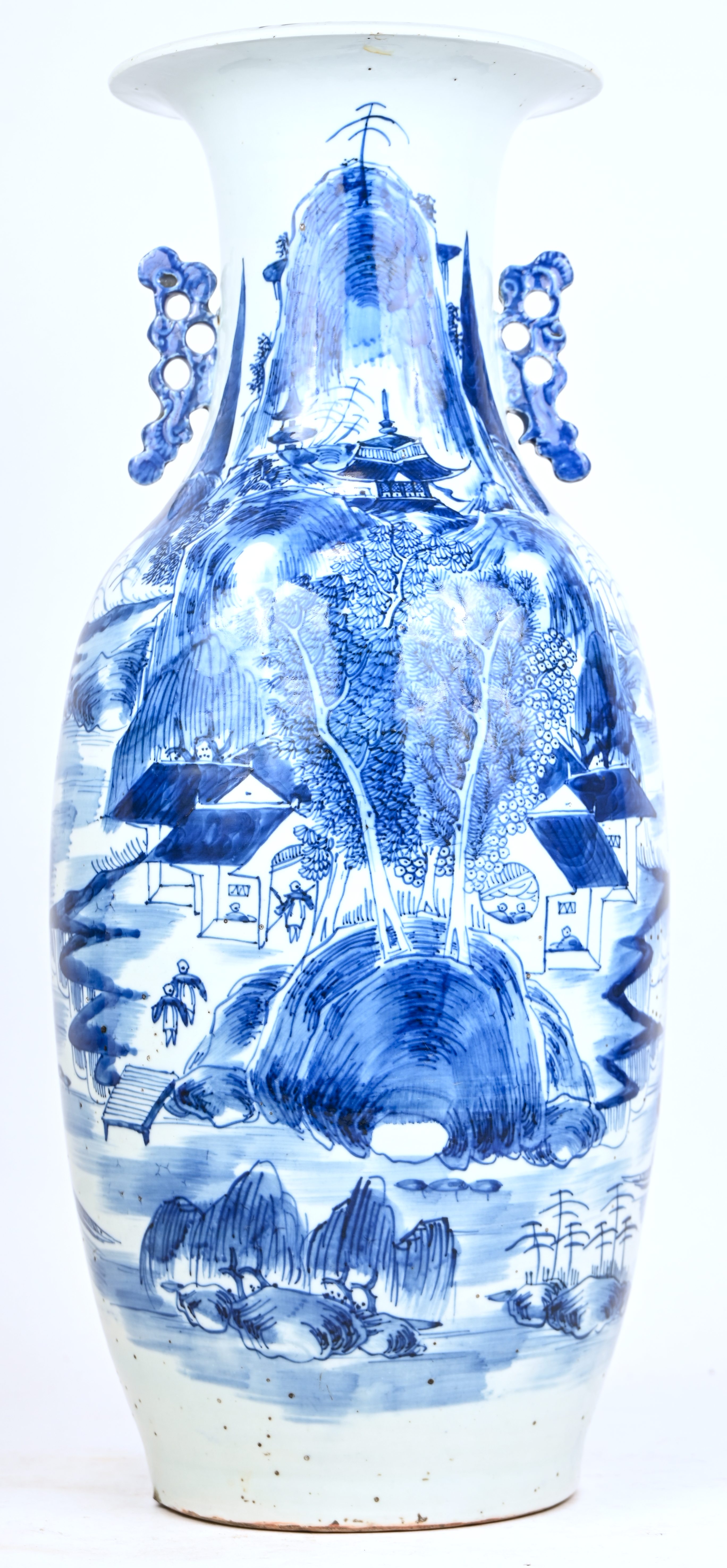Een grote balustervaas van blauw-wit geglazuurd Chinees aardewerk Een grote balustervaas van blauw-wit geglazuurd Chinees aardewerk.