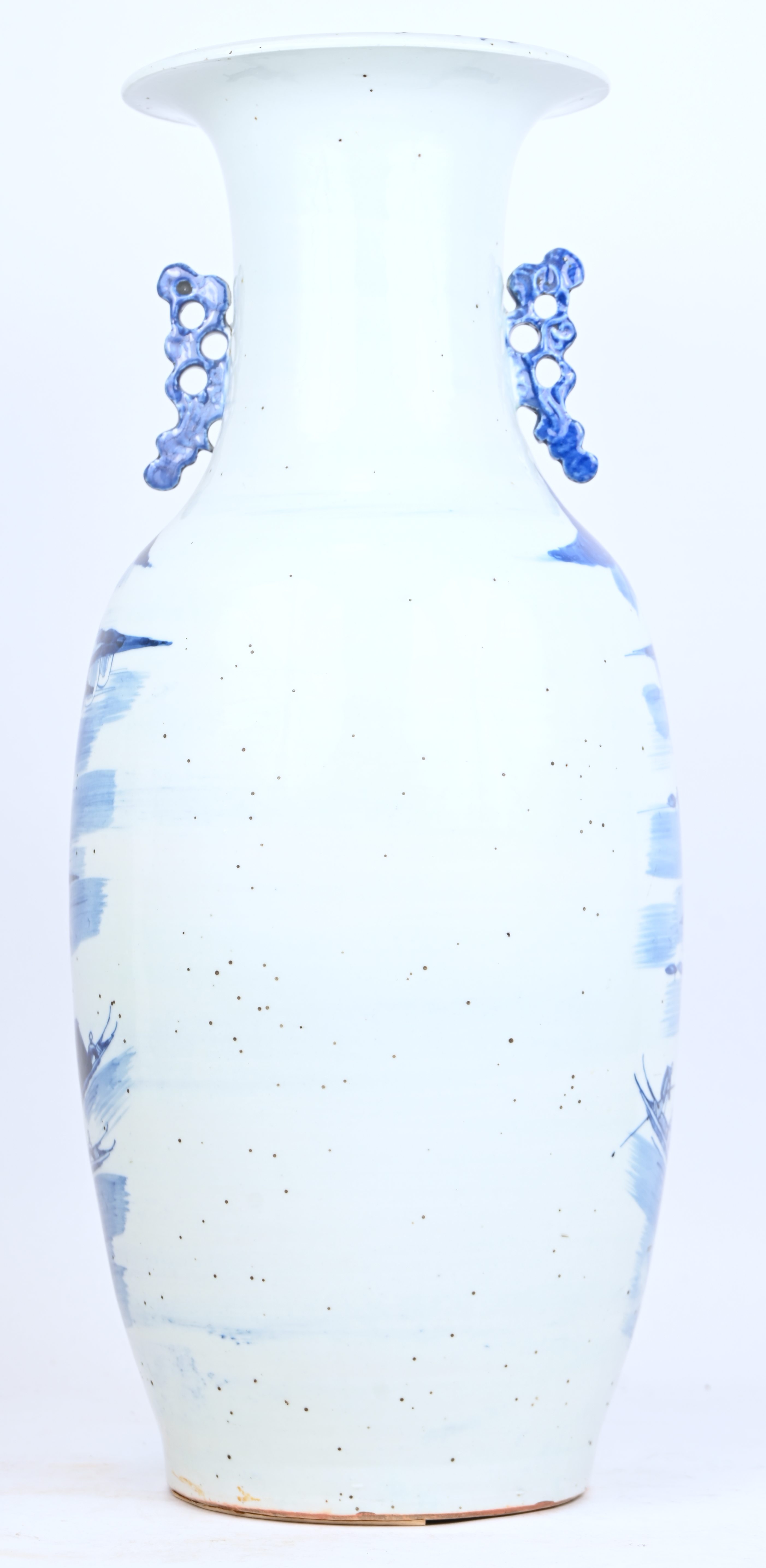 Een grote balustervaas van blauw-wit geglazuurd Chinees aardewerk Een grote balustervaas van blauw-wit geglazuurd Chinees aardewerk.