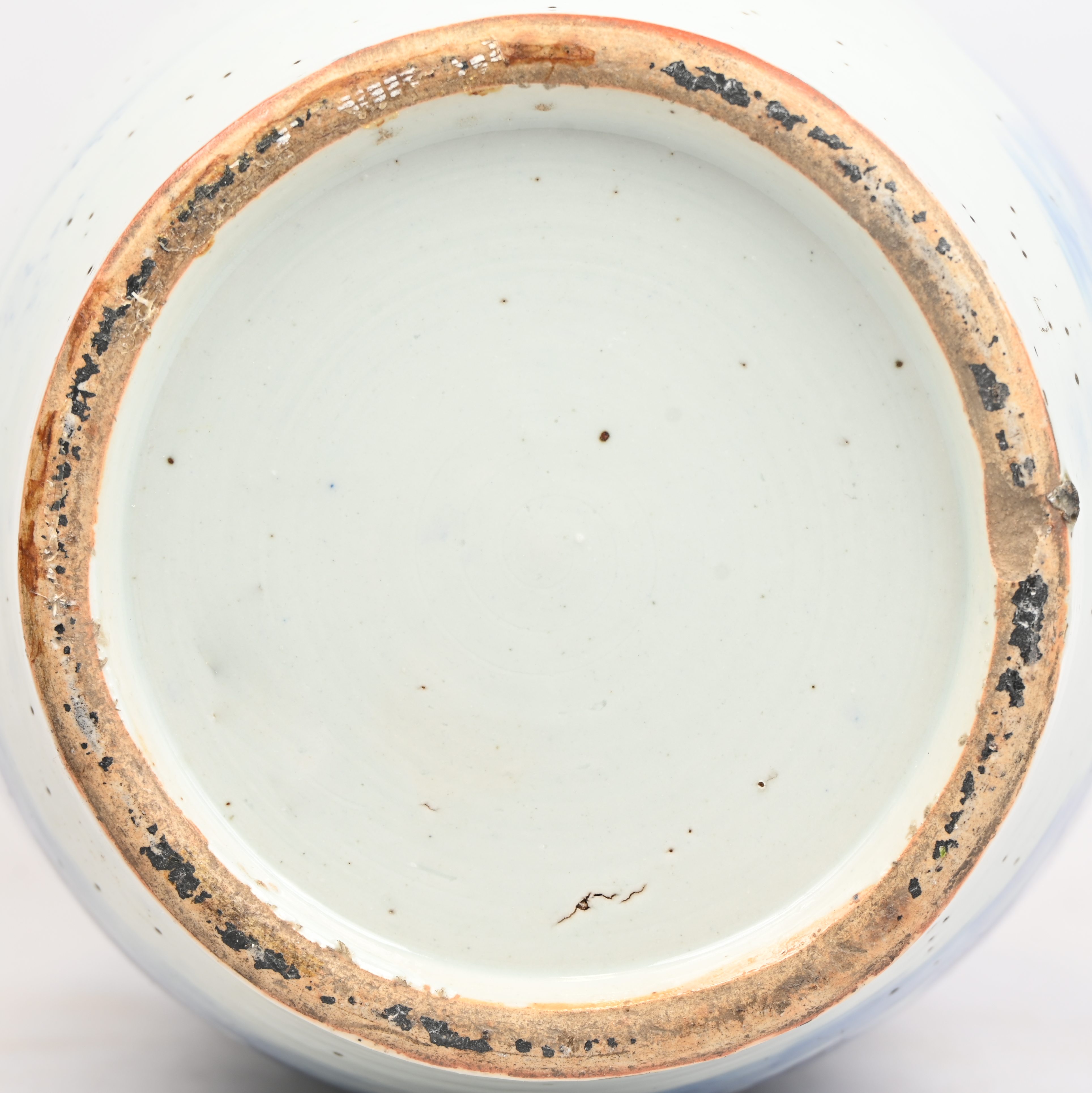 Een grote balustervaas van blauw-wit geglazuurd Chinees aardewerk Een grote balustervaas van blauw-wit geglazuurd Chinees aardewerk.