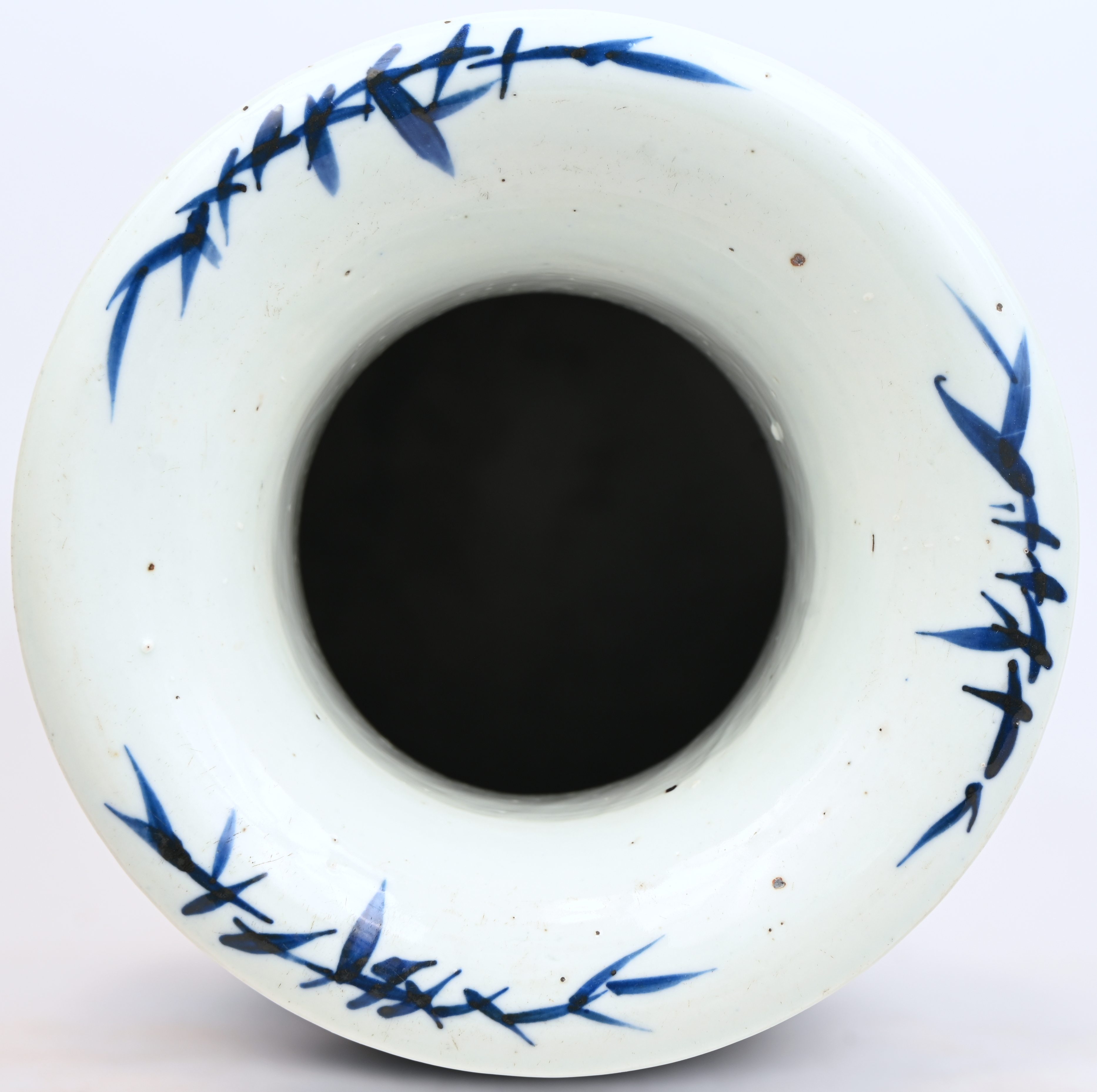 Een grote balustervaas van blauw-wit geglazuurd Chinees aardewerk Een grote balustervaas van blauw-wit geglazuurd Chinees aardewerk.