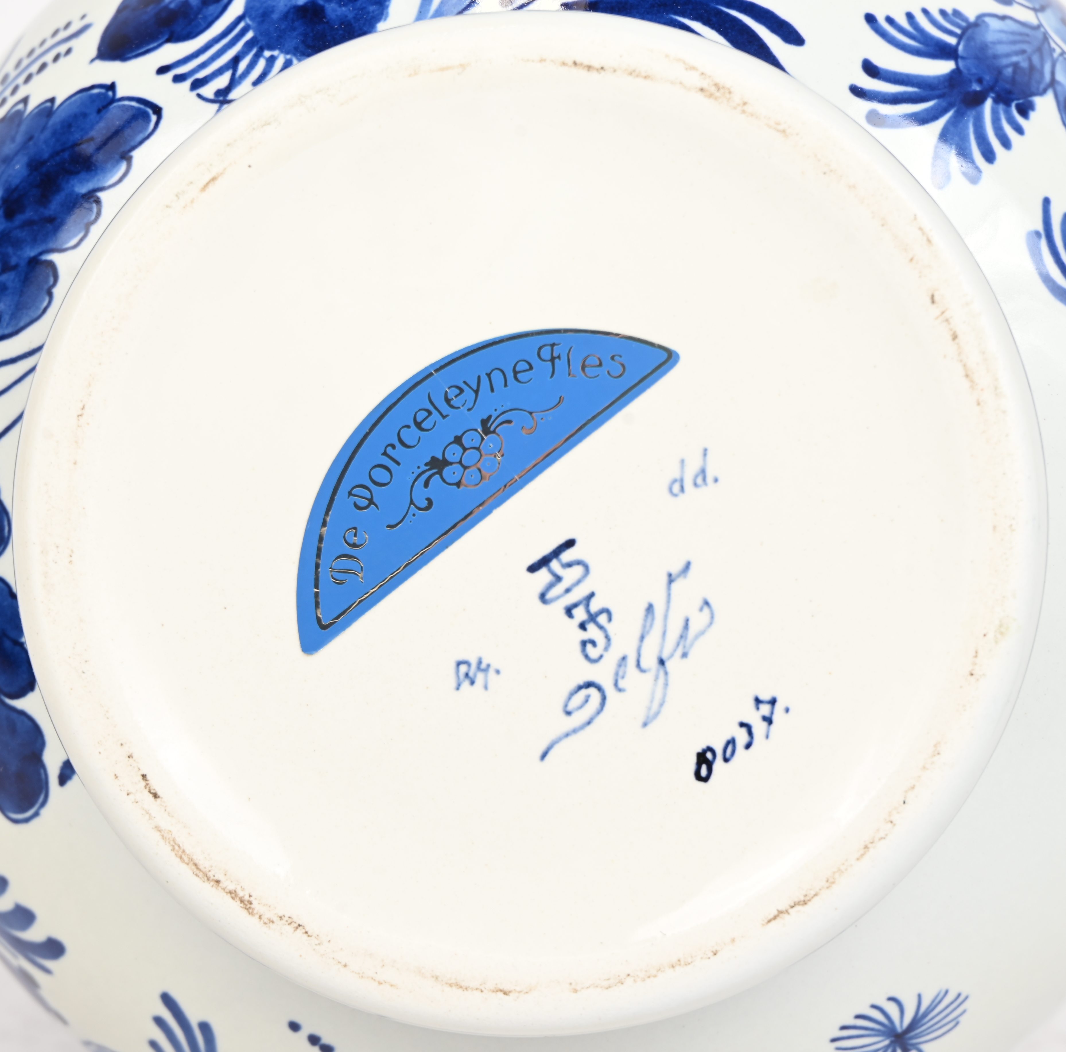 Een dekselpotje, een kandelaar, een tabakspot en een vaas van blauw-wit geglazuurd Delfts aardewerk. Gemerkt ‘De Porceleyne Fles’ Een dekselpotje, een kandelaar, een tabakspot en een vaas van blauw-wit geglazuurd Delfts aardewerk. Gemerkt ‘De Porceleyne Fles’.