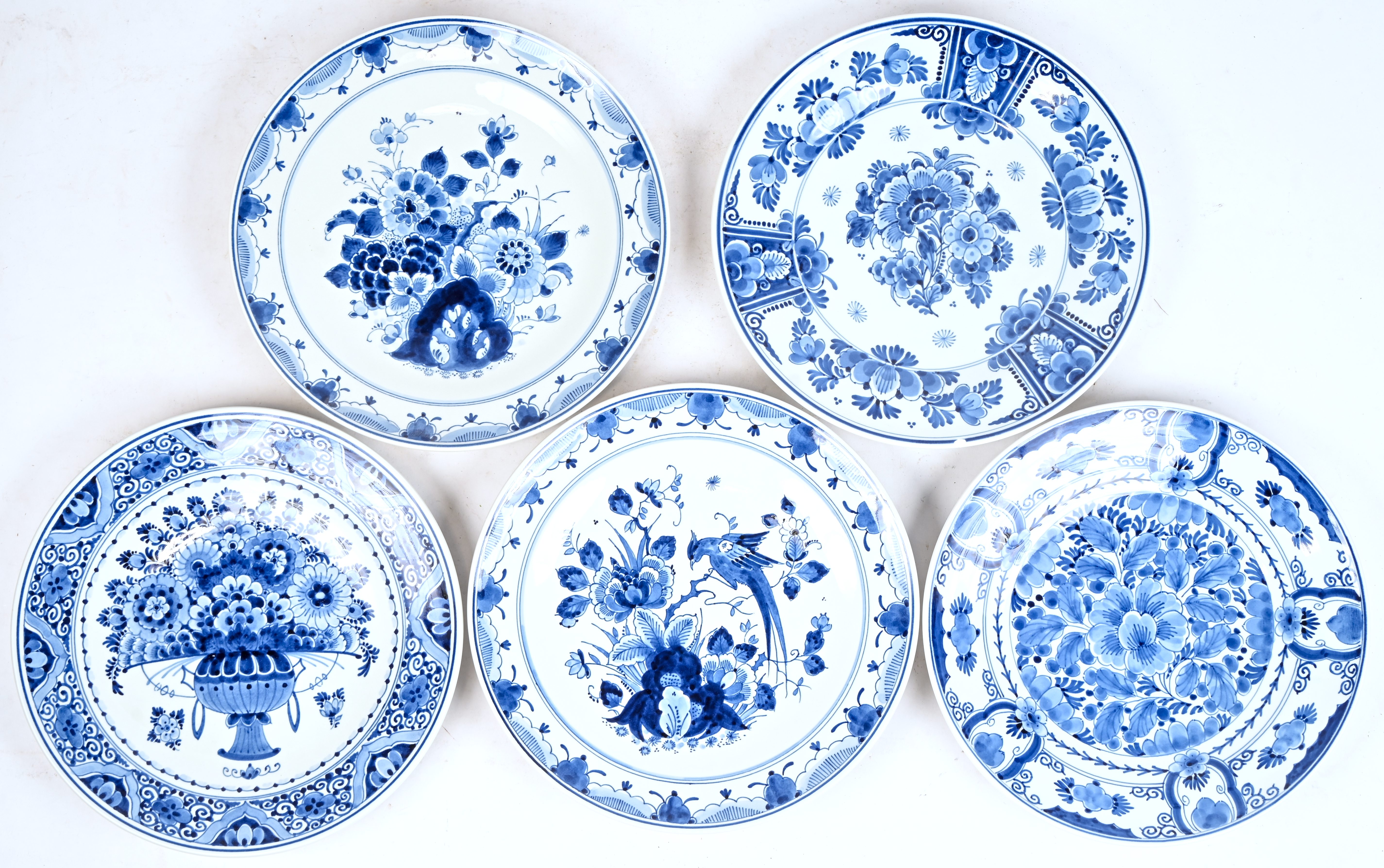Vijf kleine sierborden van blauw-wit geglazuurd Delfts aardewerk. Gemerkt ‘De Porceleyne Fles’ Vijf kleine sierborden van blauw-wit geglazuurd Delfts aardewerk. Gemerkt ‘De Porceleyne Fles’.