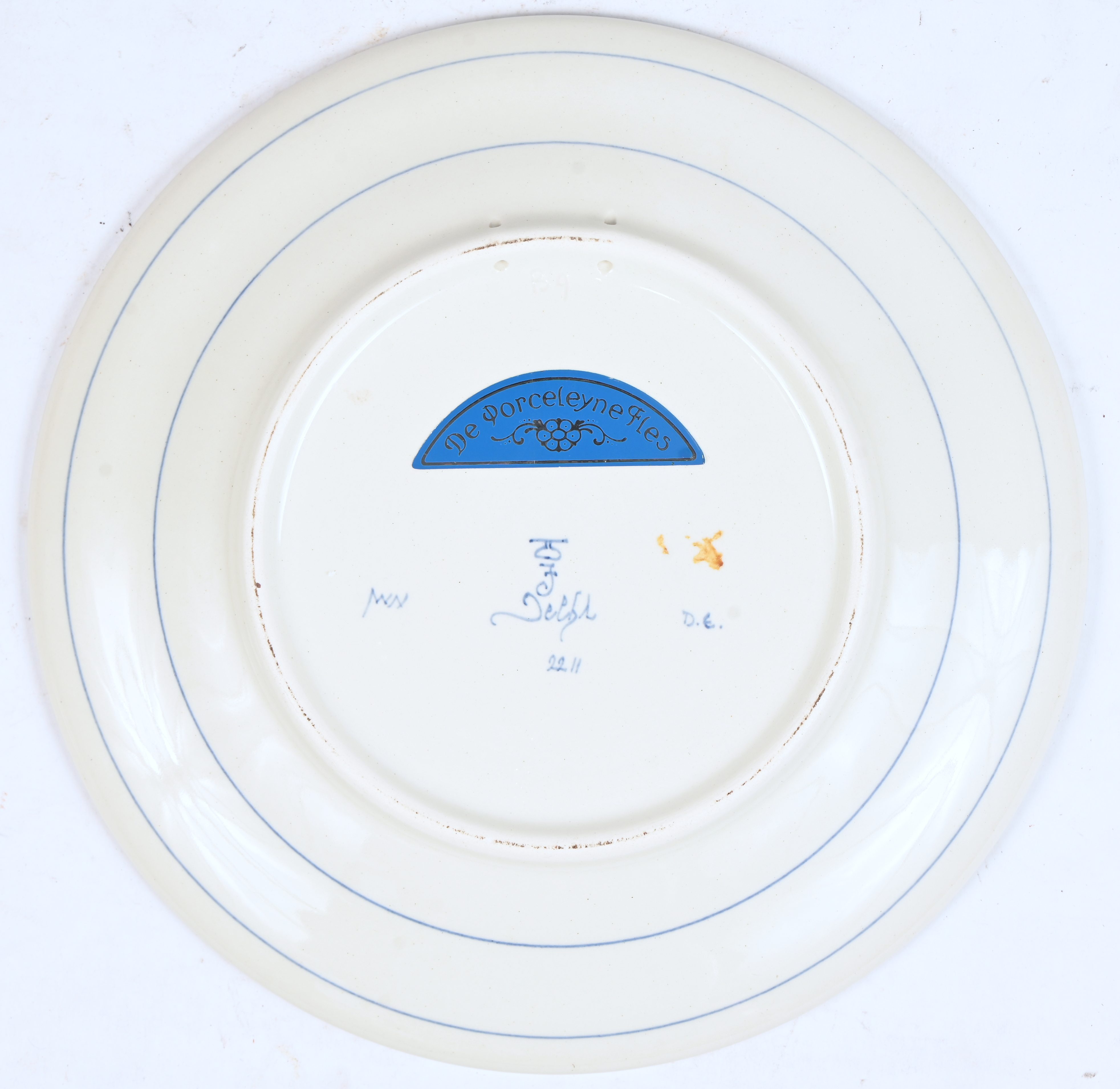 Vijf kleine sierborden van blauw-wit geglazuurd Delfts aardewerk. Gemerkt ‘De Porceleyne Fles’ Vijf kleine sierborden van blauw-wit geglazuurd Delfts aardewerk. Gemerkt ‘De Porceleyne Fles’.