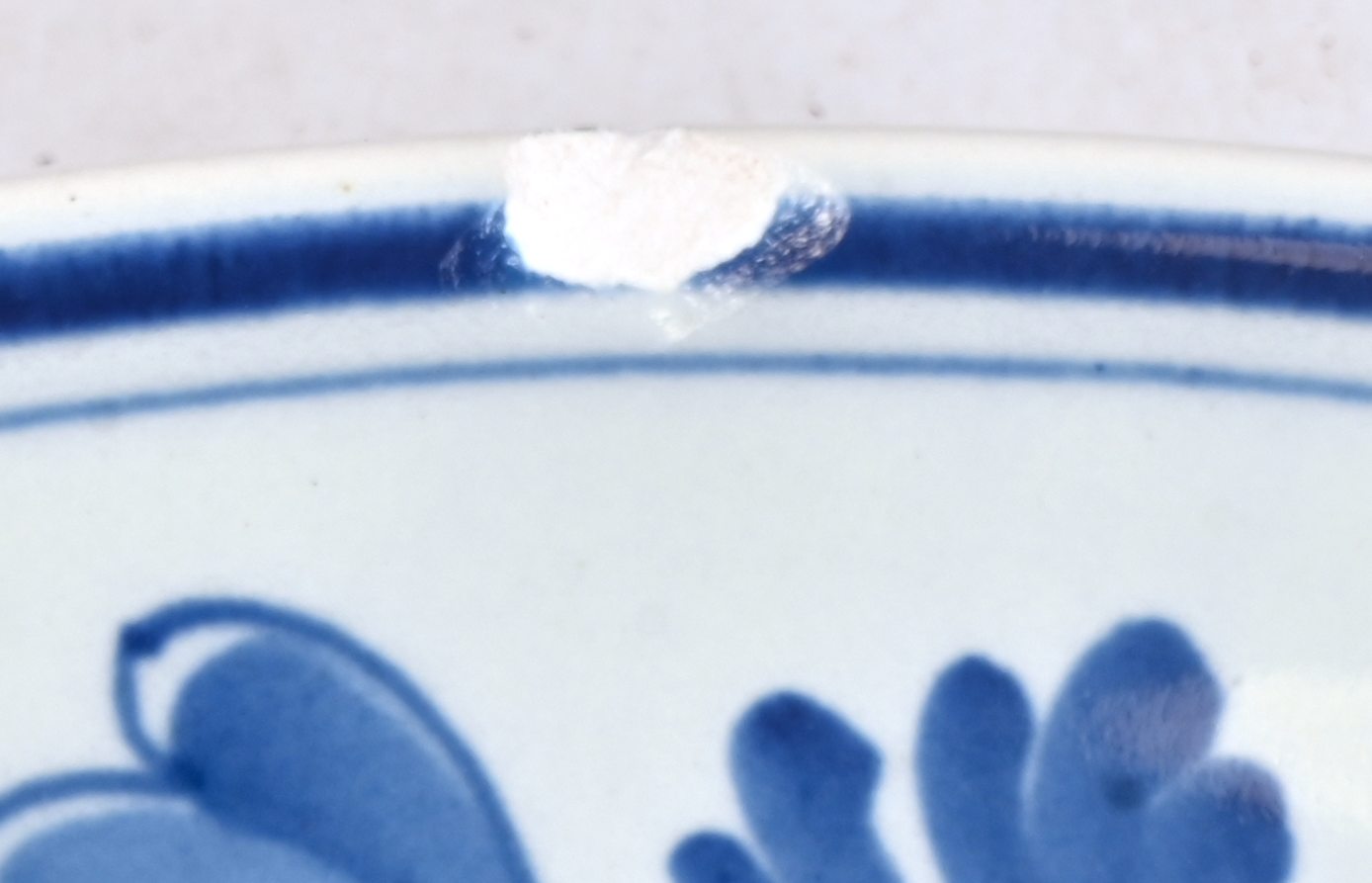 Vijf kleine sierborden van blauw-wit geglazuurd Delfts aardewerk. Gemerkt ‘De Porceleyne Fles’ Vijf kleine sierborden van blauw-wit geglazuurd Delfts aardewerk. Gemerkt ‘De Porceleyne Fles’.