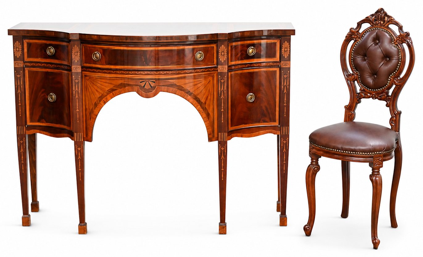 Gemarqueteerd console meubel, twee deuren en drie laden. Met bijgevoegde stoel Gemarqueteerd console meubel, twee deuren en drie laden. Met bijgevoegde stoel.
